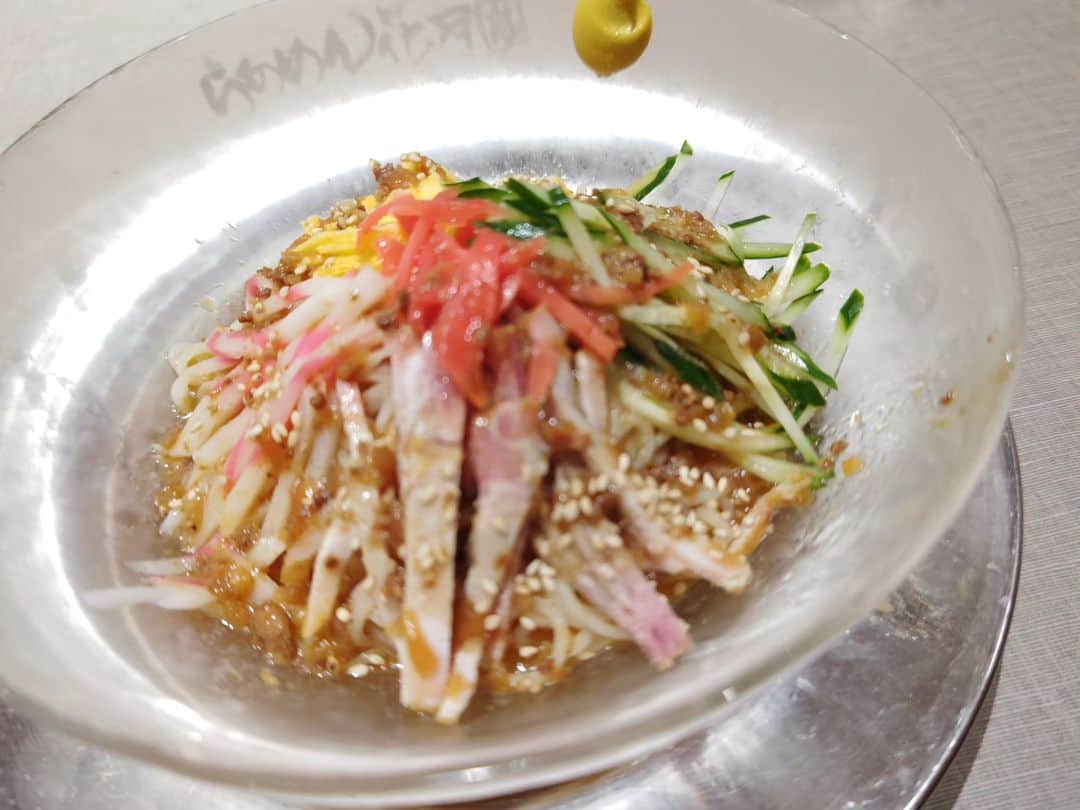 atsukoのインスタグラム：「今日は秋のツアーグッズの打合せのあと、 冷やし中華始めました！  #angela_jpn #angela_20th #冷やし中華はじめました」