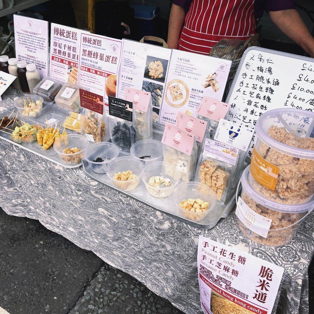 Eva Cheung☆さんのインスタグラム写真 - (Eva Cheung☆Instagram)「一連兩日在bury market  @moliuliustore 「好香港市集 #sohongkongmarket 」順利完成！！🙌🏻  休息了一整天才回氣！實在太累了～市集前一個星期，每天也只睡了幾小時，我們準備了手工花生糖、芝麻糖、脆米通、雪花酥、印尼千層蛋糕、斑斕蛋糕、伯爵茶蛋糕、酸￼梅湯、火麻仁、滷水串等等… 好開心9成產品都售磬！ 多謝各位到場的朋友！♥️  第一次在英擺市集，仲要做煮食檔，都真係唔簡單！  背後要做的事比想像中多同複雜：考牌、申請食牌、3個新品牌產品線、packing設計、包裝用品、申請銀行、卡機、海報、印刷、買食材、試配方、市集煮食工具、製作食材、買保險等等……好彩我哋有萬能後勤組總務 @sammi.playroom 安排妥當，成件事先可以咁完整且順暢！俾啲掌聲大家👏🏻👏🏻👏🏻  同大家介紹返～我哋係《仙迪餅家 Hello!Cindy Bakery 》 @hellocindybakery   ♥️ 請多多指教！(Online shop 仲準備中！訂購查詢可先PM me 💕)  P.S .特別嗚謝 @laurence.photographer & @jo_wong_calligraphy 做義工同補給！🥰  #仙迪餅家 #helloCindyBakeryuk」6月27日 20時22分 - eva_pinkland