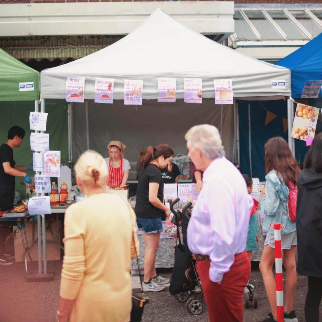 Eva Cheung☆さんのインスタグラム写真 - (Eva Cheung☆Instagram)「一連兩日在bury market  @moliuliustore 「好香港市集 #sohongkongmarket 」順利完成！！🙌🏻  休息了一整天才回氣！實在太累了～市集前一個星期，每天也只睡了幾小時，我們準備了手工花生糖、芝麻糖、脆米通、雪花酥、印尼千層蛋糕、斑斕蛋糕、伯爵茶蛋糕、酸￼梅湯、火麻仁、滷水串等等… 好開心9成產品都售磬！ 多謝各位到場的朋友！♥️  第一次在英擺市集，仲要做煮食檔，都真係唔簡單！  背後要做的事比想像中多同複雜：考牌、申請食牌、3個新品牌產品線、packing設計、包裝用品、申請銀行、卡機、海報、印刷、買食材、試配方、市集煮食工具、製作食材、買保險等等……好彩我哋有萬能後勤組總務 @sammi.playroom 安排妥當，成件事先可以咁完整且順暢！俾啲掌聲大家👏🏻👏🏻👏🏻  同大家介紹返～我哋係《仙迪餅家 Hello!Cindy Bakery 》 @hellocindybakery   ♥️ 請多多指教！(Online shop 仲準備中！訂購查詢可先PM me 💕)  P.S .特別嗚謝 @laurence.photographer & @jo_wong_calligraphy 做義工同補給！🥰  #仙迪餅家 #helloCindyBakeryuk」6月27日 20時22分 - eva_pinkland