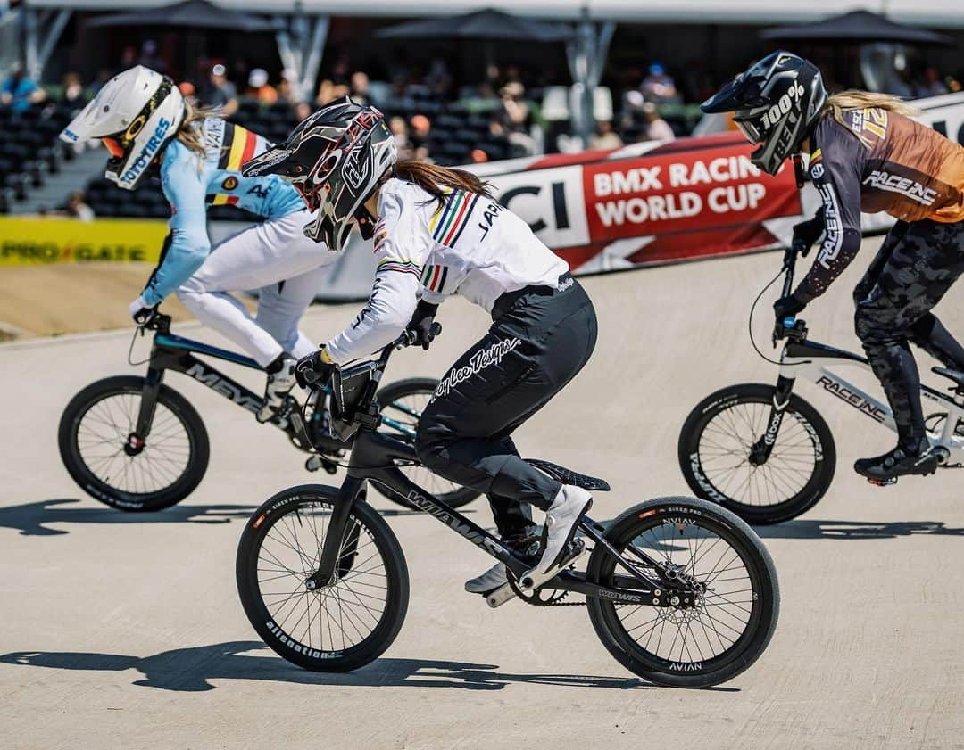 丹野夏波さんのインスタグラム写真 - (丹野夏波Instagram)「Finished with an another semi and quater at Round3&4 of @ucibmxsx in Papendal!  A bit disappointed but take some positive things and move onto next one💥  ワールドカップ第3 -４戦は準決勝5位と準々決勝で終了しました。 思うように走れず残念ですが、良い部分もあったので次に進みます！ 今週末は全日本選手権なのでまた気合い入れます🔥 応援ありがとうございました！  Photo: @navadanet   #弱虫ペダルサイクリングチーム #irctire #イノアックリビング #wiawis #oakley #maviccycling #kmcchain #troyleedesigns #wakos #agressivedesign #bmxshopcave @japancyclingfederation」6月27日 20時23分 - kanamitanno