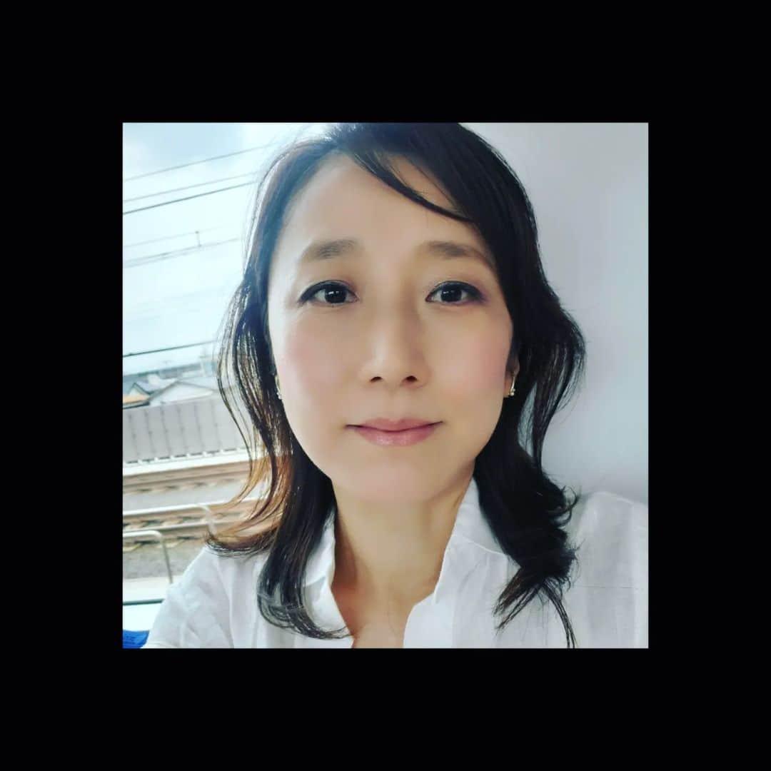のインスタグラム：「今日は、昨年出演した映画の試写会に行ってきました😊🎵作品名はまだ内緒。ほんの少ししか出ませんが、名前が良い位置に出ていてびっくり✨これは宣伝しないと…と思って帰って来ました🙆‍♀️  写真は、行きの車内にて。試写会場で扉座の女優さん藤田直美ちゃんと仲良くなったのだけれど、一緒に撮った写真が良い写りではなかったので、お名前紹介だけにさせてくださいm(_ _)m  またお会いできますように！ ※写真と映画は関係ありません。  #試写会 #出演映画 #ほんの少しだけ  #エルビスエンタテインメント #女優さん #扉座 #藤田直美 ちゃん」
