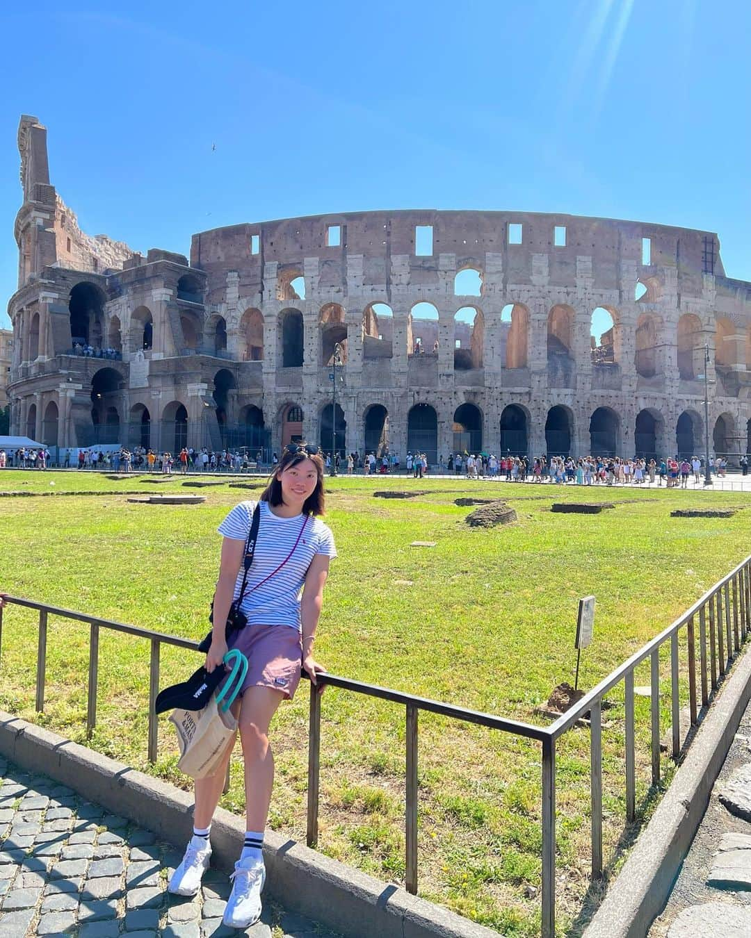 青木玲緒樹のインスタグラム：「帰国しました🛬🇯🇵  5/6に日本を出発して約2ヶ月🥲！！長かった… そして3日後からまた合宿😅  スーツケース2個ともでてこなかったけど(今頃まだパリかな…) 元気だして美味しいもの食べよっと🍣🥢  #italiy #rome #corosseum #イタリア #ローマ #コロッセオ」