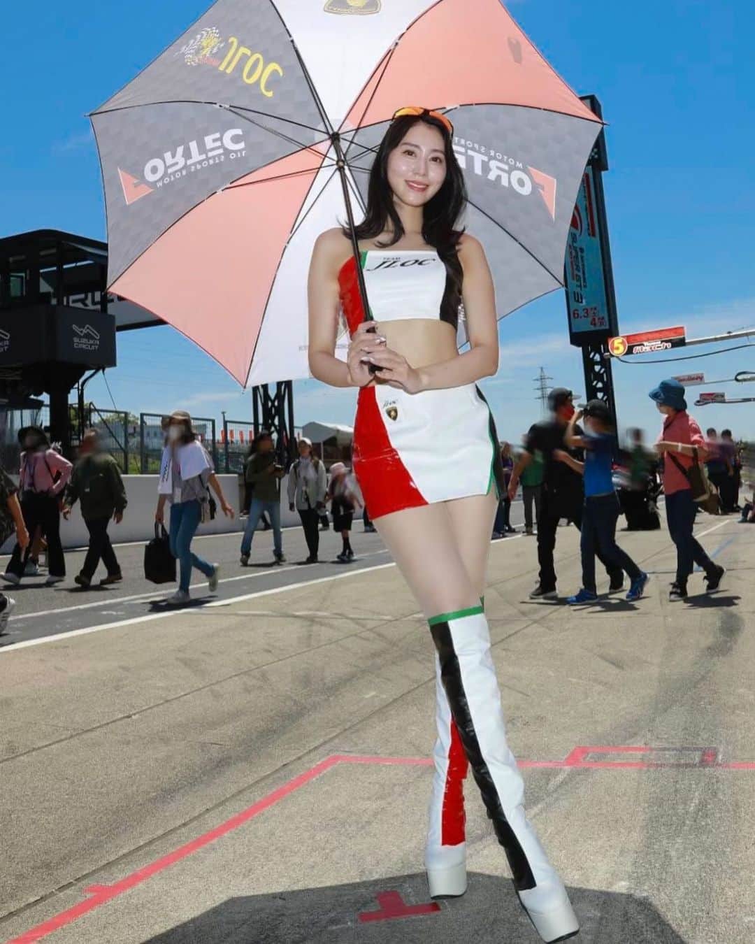 加藤遥香のインスタグラム：「. こんばんは🌙 今日も蒸し暑かったなあ🫠 そういえば、レースの写真まだ インスタに載せてなかった🤣 Twitterで好評だった夏コス全身🐃❤️‍🔥 どうですか〜🫣 . #superGT#スーパーGT#instagood #instadaily#car #レースクイーン#モータースポーツ#레이싱모델#RQ #ランボルギーニ#lamborghini#JLOC#鈴鹿サーキット」