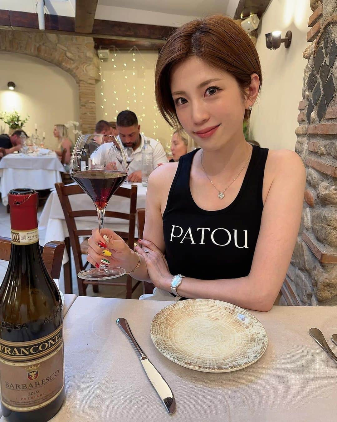 CHIHIRO♡のインスタグラム：「イタリアでもワイン🍷  ガイドさんに教えてもらったところに行ってきた🥰  もちろん日本語は通じないけど なんとかなる🤣❤️  イタリアはトマトが美味しい🍅  パスタがうどんみたいで好み🤣  #イタリア旅行 #海外旅行 #ローマ  #イタリアン #よるごはん #食べログ #外食日記 #ワイン #イタリアワイン #barbaresco」