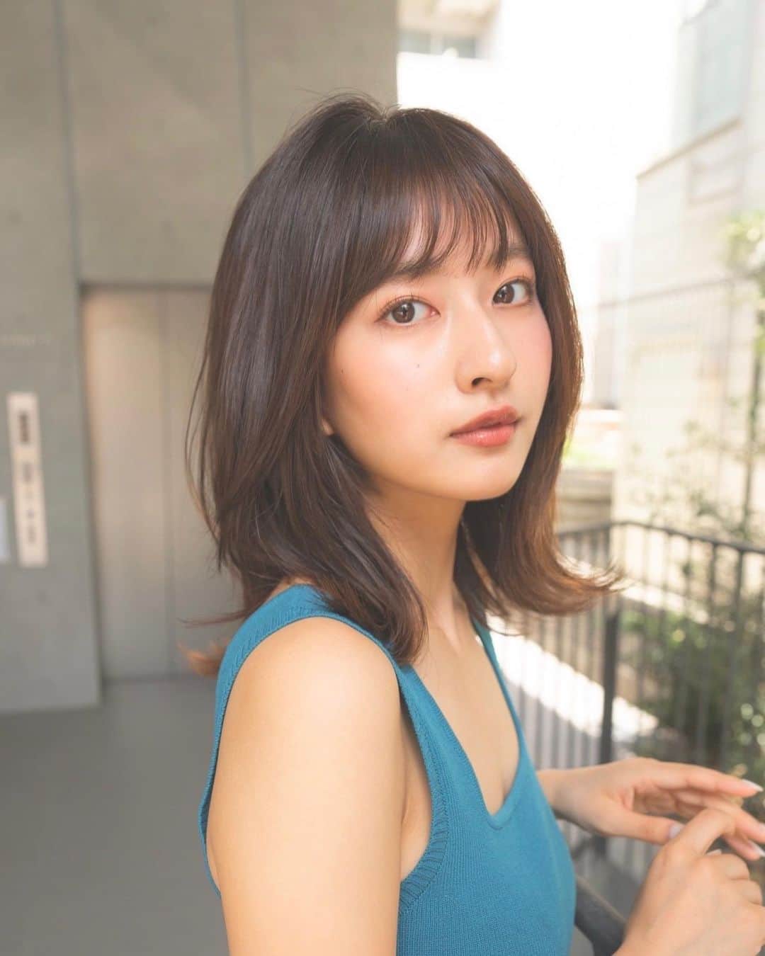齋藤純也のインスタグラム：「ミディアムレイヤースタイル✂︎  柔らかい全体像のヘアスタイルをカットで作り込む お客様の感覚をしっかり落とし込んだオーダーメイドなヘアスタイル作りをさせていただきます♪  ✴︎PRICE✴︎ カット✂︎7700円 カラー✂︎7700円  カットなしの場合シャンプーブロー料金+2200円 カラーはトリートメントin処方で圧倒的な艶感と手触りをプラスします。 ブリーチor3Dハイライト施術はプラス7700円です。 パーマ✂︎7700円 トリートメント✂︎種類多数によりカウンセリングで決めさせていただきます。5500円〜11000円 縮毛矯正✂︎17600円、前髪のみは6600円 ・ ネット予約が×の所もお電話かDMで時間調整できますので気軽にご連絡ください！ kelly.表参道本店　A1出口より徒歩45秒 東京都渋谷区神宮前5-2-5 JY表参道ビル２Ｆ kelly. ・ ・ ✔️群馬県伊勢崎市で出勤するスケジュールは隔週水曜日です。 群馬店は料金が異なります、お問い合わせください 群馬のご予約はＤＭまたは ホットペッパービューティーで  kelly. by L.O.G 検索✂︎ 在籍日程が少なくて申し訳ありません。 薬剤は最新のものを揃えました 群馬県伊勢崎市宮前町146-1」