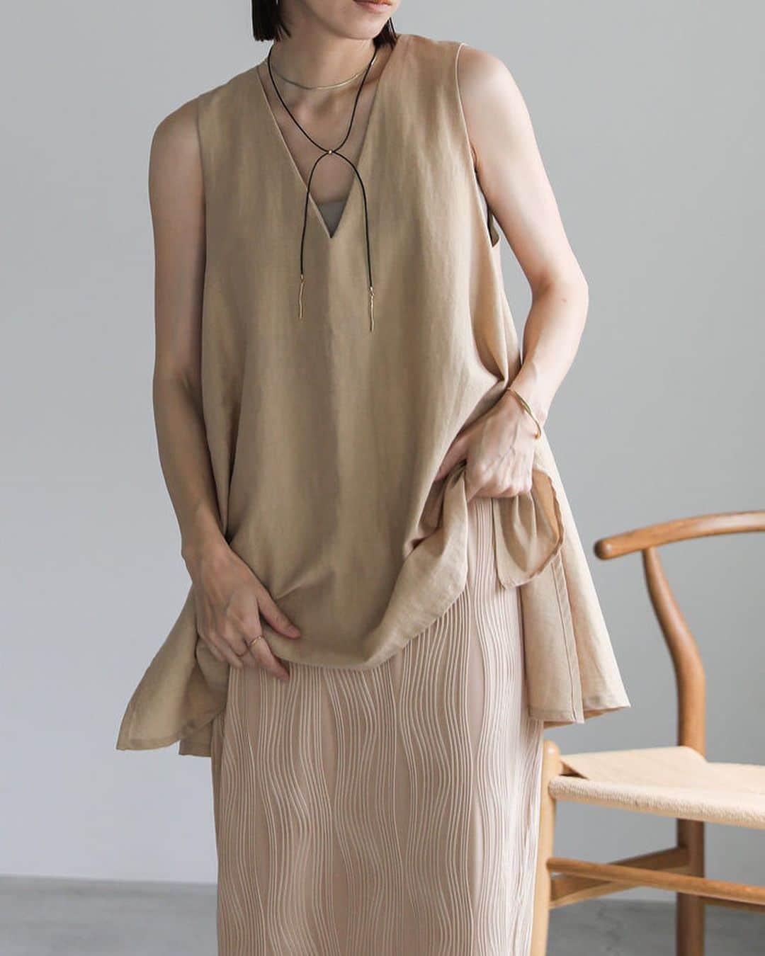 moca さんのインスタグラム写真 - (moca Instagram)「06.27(Tue)New in  ■No. 20001175 ウェーブパターンスリットナロースカート  ・price：4,950 yen（tax in) ・color：light beige / black   立体的なウェーブ模様が目を惹くIラインスカートの登場。  シンプルなシルエットにひと癖ある表面のデザインがこなれ感を演出し  いつものコーディネートを格上げしてくれます。  ウエストはぐるりとゴム仕様で伸縮性のある肉厚な生地を使用しているため  脚のラインも拾いにくく、安心感のある楽な着心地も嬉しいポイント◎   #selectmoca」6月27日 20時25分 - selectmoca
