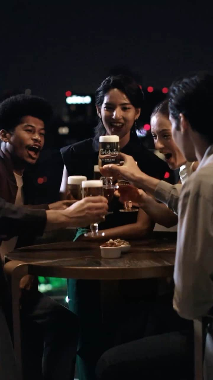 カールスバーグのインスタグラム：「The perfect serve will enhance the taste of your beer.   Follow this guide and make sure you are getting the most out of your Carlsberg experience: Hold the beer glass at a 45 degree angle. Once the glass is halfway full, tilt it back to the upright position at 90 degrees. Poor the remaining beer, ensuring a 10-20mm head of foam.   Cheers!」