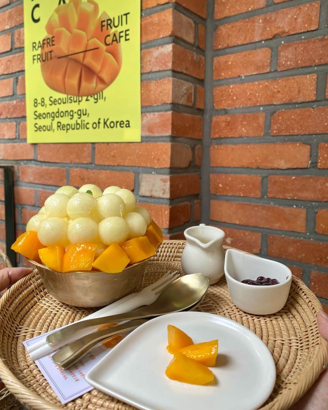 まゆまゆさんのインスタグラム写真 - (まゆまゆInstagram)「. 2回目🇰🇷🍧 @rafre_fruit  メロンとマンゴーのかき氷と スイカジュース🍉🍹（シロップ抜き） 12時オープン、月曜日休み🙅‍♀️ ここの真前にあるパジャマ屋さん安くて可愛かったよ♡（9.10枚目） #rafrefruit #ソウルの森  #ソウルの森カフェ #seoulforest  #ソウルの森グルメ #ソウルカフェ #まゆまゆの韓国旅🇰🇷」6月27日 20時27分 - 7mayu2mayu