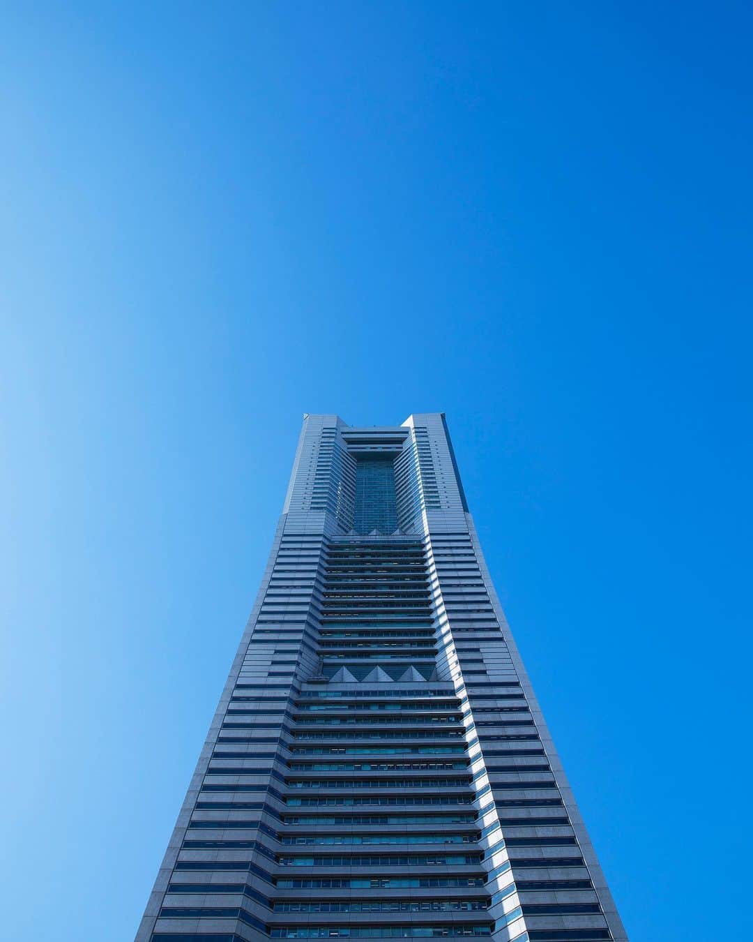 横浜ロイヤルパークホテルさんのインスタグラム写真 - (横浜ロイヤルパークホテルInstagram)「... 初夏の青々とした空に染まる美しい横浜ランドマークタワー。お天気の日はより一層輝いて見えます。  A beautiful Yokohama Landmark Tower adorned by the bright blue sky of early summer.  … 空と隣り合う「横浜ロイヤルパークホテル」 @yokohamaroyalparkhotel  #横浜ロイヤルパークホテル #yokohamaroyalparkhotel #royalparkhoteljp #ロイパ #横浜ロイパ #横浜ランドマークタワー #ランドマークタワー #ホテル #hotel #ラグジュアリーホテル #luxuryhotel #横浜ホテル #みなとみらいホテル #神奈川ホテル #国内旅行 #横浜旅行 #横浜観光 #みなとみらい観光 #myyokohama #travel_japan #travel_jp #yokohamatrip #yokohamatravel #yokohamahotel #ランドマークタワーの景色 #横浜風景 #横浜カメラ部 #横浜写真部 #yokohamaview」6月27日 20時27分 - yokohamaroyalparkhotel