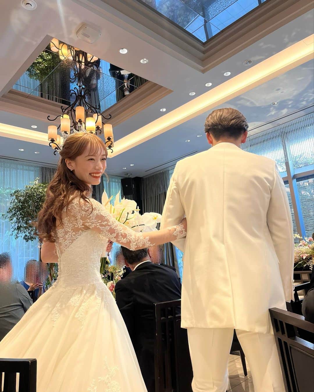 由布菜月さんのインスタグラム写真 - (由布菜月Instagram)「. 披露宴は挙式からヘアチェンジして、ねじりハーフツインと大きめのクラウンで👑 イヤリングはなおちゃんにオーダーして作っていただきました。本当にありがとう🥹💕ブーケは胡蝶蘭をベースに垂れるデザインでボリュームがあってとってもお気に入り💐 中座は高校時代の親友です☺️ #wedding #結婚式」6月27日 20時31分 - yufudayo