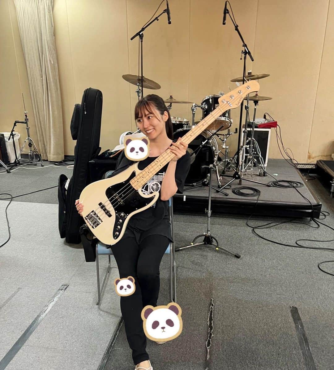 杉岡泉美のインスタグラム：「リハーサルでした！🐼 最近ベースの色に味が出てきて少し暗くなった気がします、、🎸 この白黒に惹かれて買ったので、また真っ白に戻したい気持ちもありつつ、これはこれでかっこいいのかな💭🤔と思った日でした💭 #お疲れ様でした」