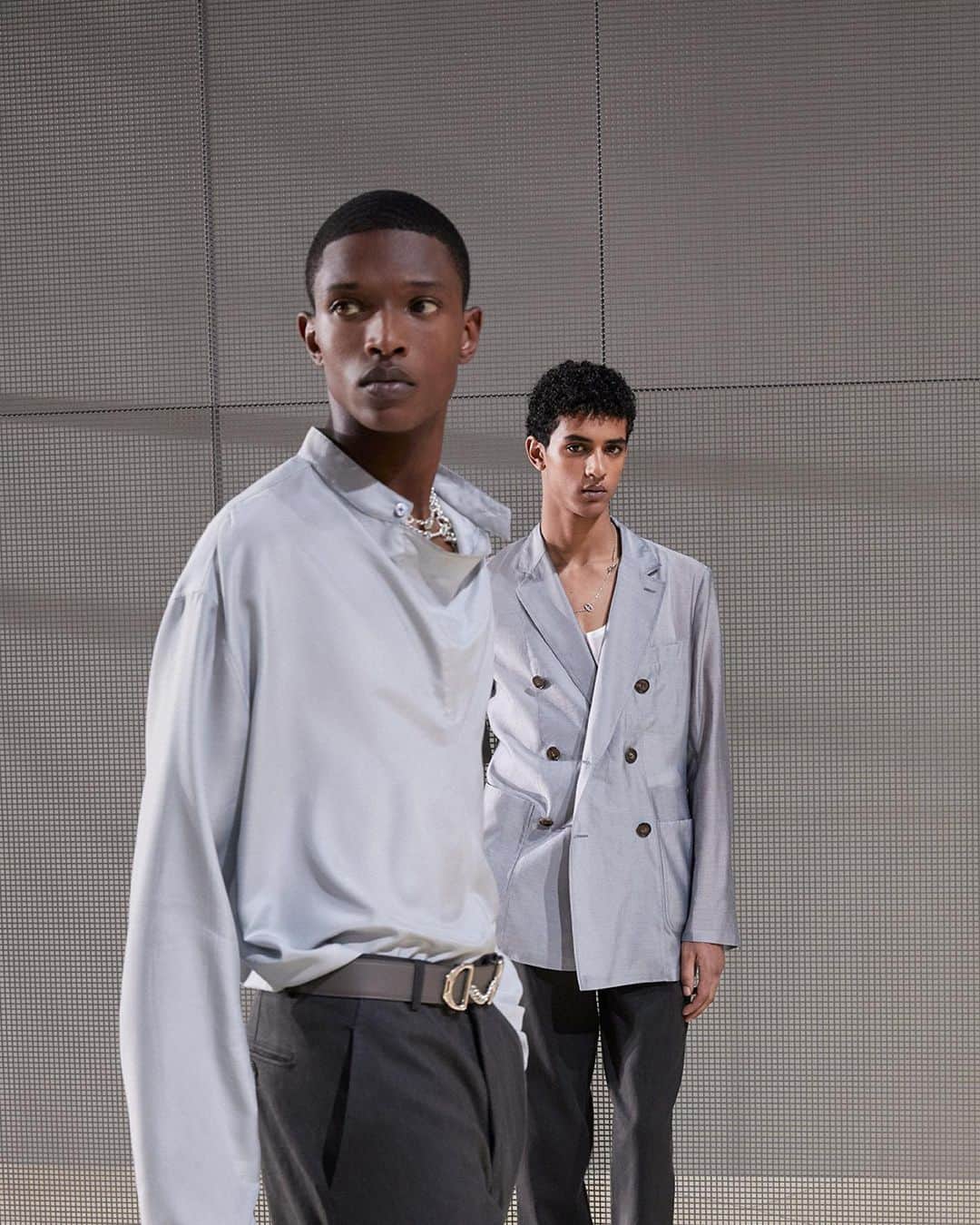 エルメスのインスタグラム：「Mineral echoes. A collection soft and sweet as a summer breeze, stirred by a tender strength. Clothing as architecture. The look is constructed with the weightlessness of daylight, of openwork.​  About the looks:​ 1- A loose-fitting gusseted shirt in washed silk. A Farandole long necklace in silver.​ 2- A double-breaster jacket and a tank top in silk and cotton ‘tracing paper’ fabric. A Chaîne d’ancre necklace in white gold and diamonds. ​  Men’s summer 2024 runway show, collection created by Véronique Nichanian. ​​ Watch the replay of the show with the link in bio. ​​​  #Summer2024​ #ParisFashionWeek​ #PFW​ #HermesHomme​ #Hermes」