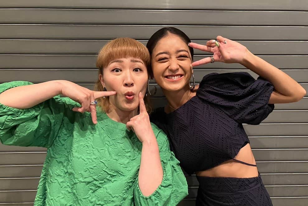 丸山桂里奈さんのインスタグラム写真 - (丸山桂里奈Instagram)「今日は久しぶりに、みちょぱとでしたぁ🥹❣️とにかく会いたい会いたいとは言っていたものの、なかなか会えずで久しぶりすぎて後ろにある髪の毛が全部天パーになるくらいの久々でした😂🙏 みちょといると本当に年下なのを忘れるくらいな感覚なんですよね。安心するし，信頼してるし、いつも目を見てうんうんて聞いてくれるんです。いつ会っても変わらなくて、愛情いっぱいなんです🫡ギャルは昔怖いイメージがありましたが、みちょに出会ってからギャルが好きになりました笑❤️ 今日はとにかくたくさんの元気とパワーをもらいました。 2人の大好きなわんちゃんのイベントだったので、たくさんわんこのことも知れたし、勉強にもなりました👍たくさんの発見がありました😃 もう、みちょに会いたい私がいます🫡‼️ 今度はゆっくり会おうね〜 話が止まらなすぎた😭🙏‼️  #N-NOSE #がんの早期発見 #愛犬のがん検査 #イベント #めちゃ久しぶり #やばい #会いたすぎた #みちょぱ #だいすき #年下なのに年上 #わんこのいる生活  #わんこ命 #またすぐ会おうね #嬉しすぎて毛穴全開 #いい意味で #インスタバエ」6月27日 20時34分 - karinamaruyama