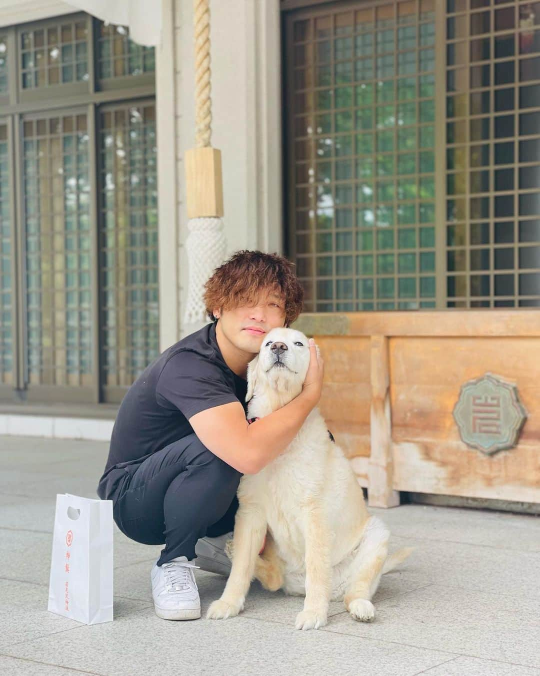 斎藤洸のインスタグラム：「前厄という事で、先日故郷の神社へ！ぽんちゃんとすぅちゃんも入るのも許可頂き、一緒に⛩」