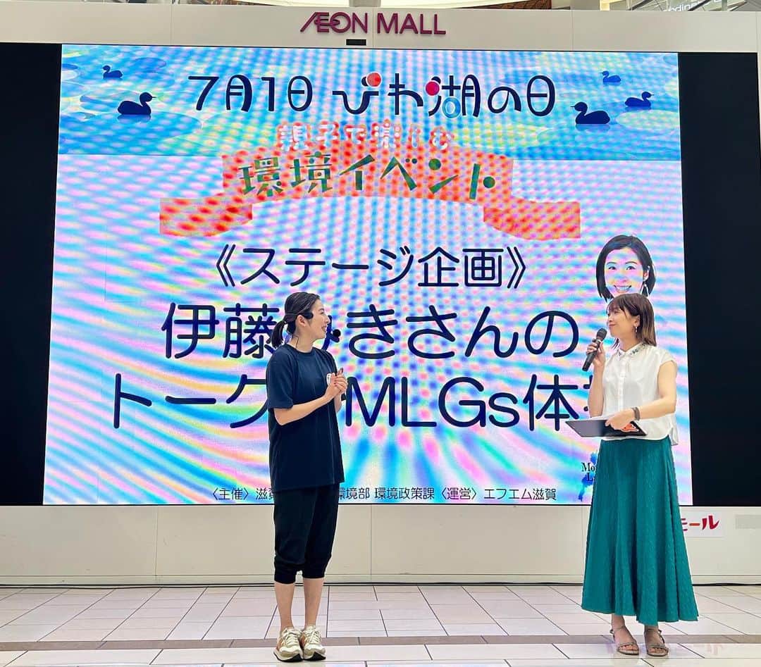 伊藤みきのインスタグラム：「【7月1日　びわ湖の日】に向けた環境イベントが、 イオンモール草津で開催されました。 私は、MLGs体操とトークをしました！ 24日（土）に引き続き、25日（日）も行いました。  この日は、振付師の鈴村さん @odorukurashi 、エニタイムフィットネスさん @anytimefitness_japan が一緒に体操してくださいました🤸   途中から、キッズダンスの皆さんもステージに上がって一緒に体操してくれました♪ 盛り上がって、2日目も楽しい時間となりました。  皆さんありがとうございました。  MLGsのゴール7は、「びわこのためにも温室効果ガスを減らそう」です。 空調に頼りすぎない身体づくりをするために、一緒に体操しましょう〜🤸🤸‍♀️  #MLGs #マザーレイクゴールズ #SDGs #イオンモール草津 #この日も滝汗」