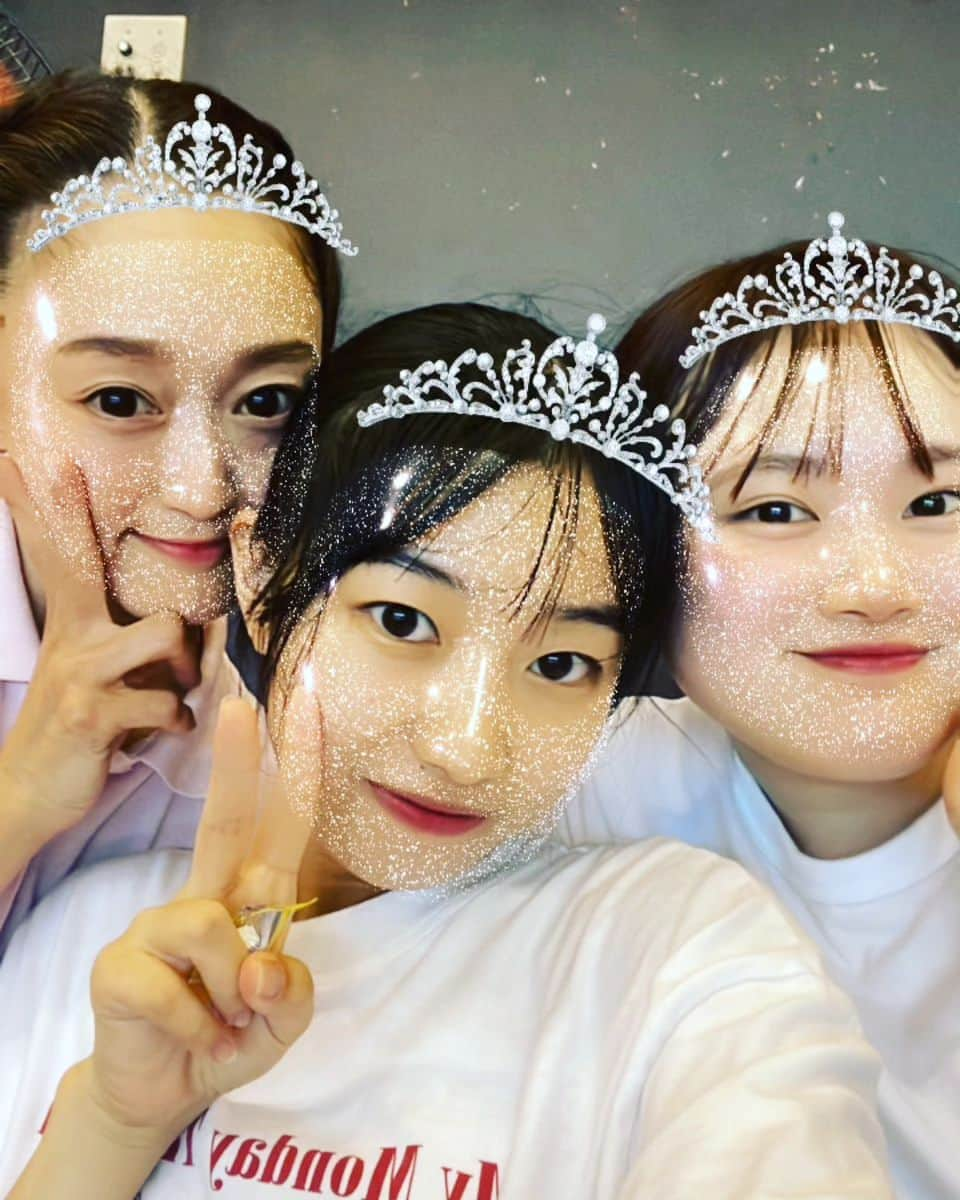 舞咲りんさんのインスタグラム写真 - (舞咲りんInstagram)「【えれこっちゃ宮崎】  幼き頃、宮崎の祭りで 色んな人たちが踊っている行列を よく見に行ってました♫  その中には 保育士会からの出場もあったらしく  コロナ禍を経て 久々の参加になるんだそうです😆💕  久々の《振り付け》と聞いて ワクワクが止まらない私😆😆😆笑  実際問題、宮崎市の保育士が 園の代表で何人か来ていて  同級生も来ているかな〜‼️‼️‼️って 期待していたのに…  あまりいませんでした😢😢😢  でも、数えるほどの同級生と一緒に 懐かしさもひとしおで めっちゃ楽しかったです🤣🤣🤣  暑すぎて、下のズボンがビショビショ🤦笑笑  それだけ！ 真剣に振り付けを受けました😂  就職園の子ども達‼️‼️‼️  ７月２９日㈯は 先生たちを探しに、見に来てね❤❤❤  ファンの皆様も、是非！ 当日はお声掛け 宜しくお願い致します💕  #保育士 #新米保育士 #保育士1年目 #保育園 #認定こども園 #保育教諭 #宮崎市 #えれこっちゃみやざき #えれこっちゃみやざき2023 #振り付け #舞咲りん #ヒメ #宝塚og #仲間  #同期  #たのしみ  #子ども  #たち  #見に来てね」6月27日 20時36分 - maisaki_rin_85