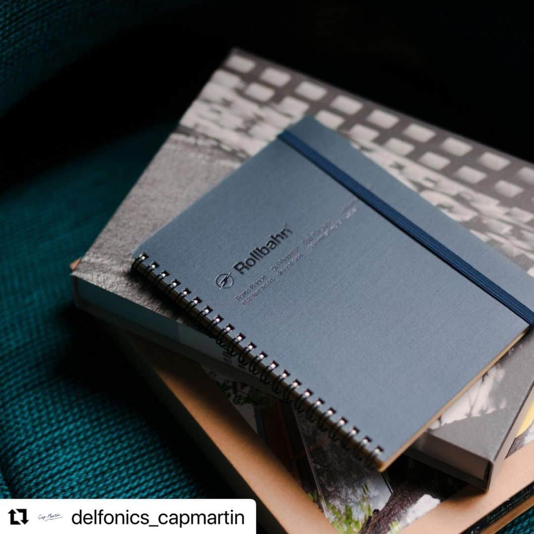 Delfonicsのインスタグラム：「#Repost @delfonics_capmartin with @use.repost ・・・ . ノートも、「使い終わったら捨てる」消耗品ではなく。いつでも「あの頃」を顧みることのできる「ことばのアルバム」として。 布生地のような手触りの「ロルバーン ポケット付メモ Cap-Martin」がふさわしい。  コラムは、プロフィールのURLよりご覧ください。  #delfonics #rollbahn #capmartin #デルフォニックス #ロルバーン #カップマルタン」