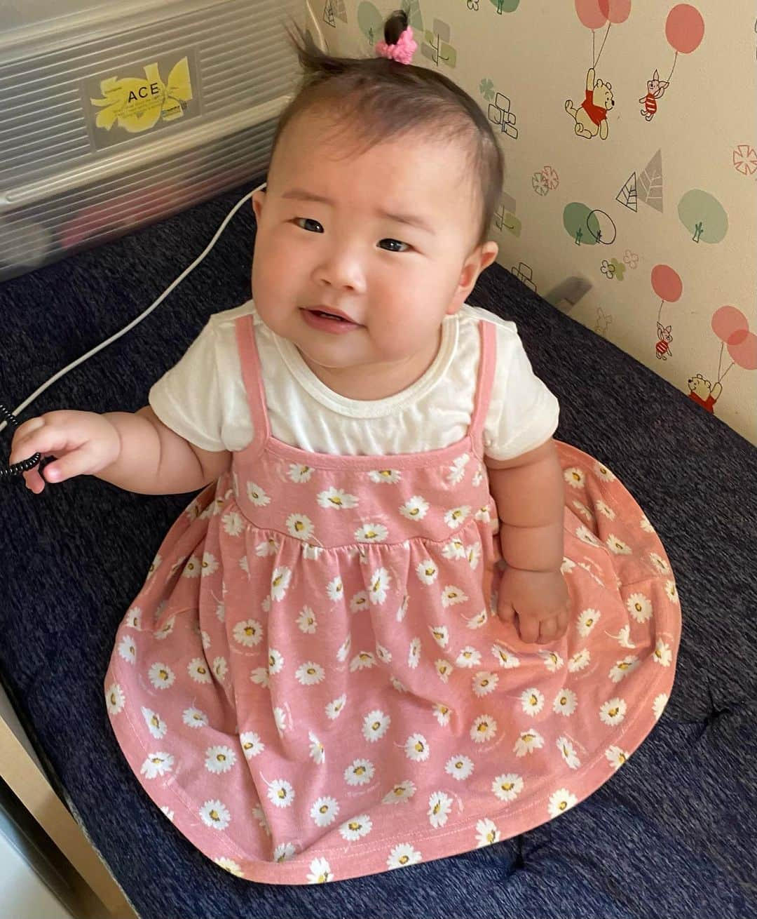 下野佐和子のインスタグラム：「【ACTH療法〜今日から1日置き〜】  お疲れ様です😊！  👶🏻ピンクの洋服を着せると、 女の子感が増しますよね☺️💓 病院へ来てから、 体重もどんどん増え (副作用もあるのですが•••) 今着れるものを着せとかないと、 帰る頃には着れなくなっちゃいそう🙈  今日から #acth療法 が1日置きの💉 治療に変わり、本日はステロイド注射無しの日でした。 先生から聞いた話ですが、 前回、同じ治療方法を辿った子が(娘よりはもう少し歳も上)、1日置き治療に変えたその日から、副反応が出た事もあったとの事😥  副反応が出るとしたら、　 どのタイミングか？とお聞きすると、夕方ころには出ていたと••• なので、 今日は午前中にレントゲン🩻、CT、血液検査など済ませ、午後からはお風呂のみ♨️  今日から離乳食も昼＆夜の、二回食になり、夕飯も食べ、絵本読んだりまったりしてました📚✨が、娘は今のところいつもの同じ。 変わった様子は無く過ごせています。  これが、どう変化していくのか👏🏻 まだまだ不安はつきませんが、 今日も一日終わろうとしています。  夜中も発作を起こす事なく、 無事に明日の朝が迎えられます様に😌💪🏻✨  血液検査の結果なども、今のところ大丈夫でしたが、CTを見せていただくとacth療法副作用により脳が萎縮しているのがみられました🧠  引き続き、細かい治療も受けながら過ごしていきたいと思います😊 では、また明日❣️  #acth療法 #ウエスト症候群 #点頭てんかん #てんかん症状 #てんかん発作 #難病指定 #難病治療中 #小児医療 #付き添い入院 #キープママスマイリング #子どものいる暮らし #赤ちゃんのいる暮らし #8ヶ月ベビー #寅年ベビー #離乳食中期 #離乳食 #軽度脳萎縮 #絵本 #だるまさんの #sassy #にこにこ #お座りショット #全身脱毛症の母 #脱毛症 #ウィッグ生活 #ウィッグ」