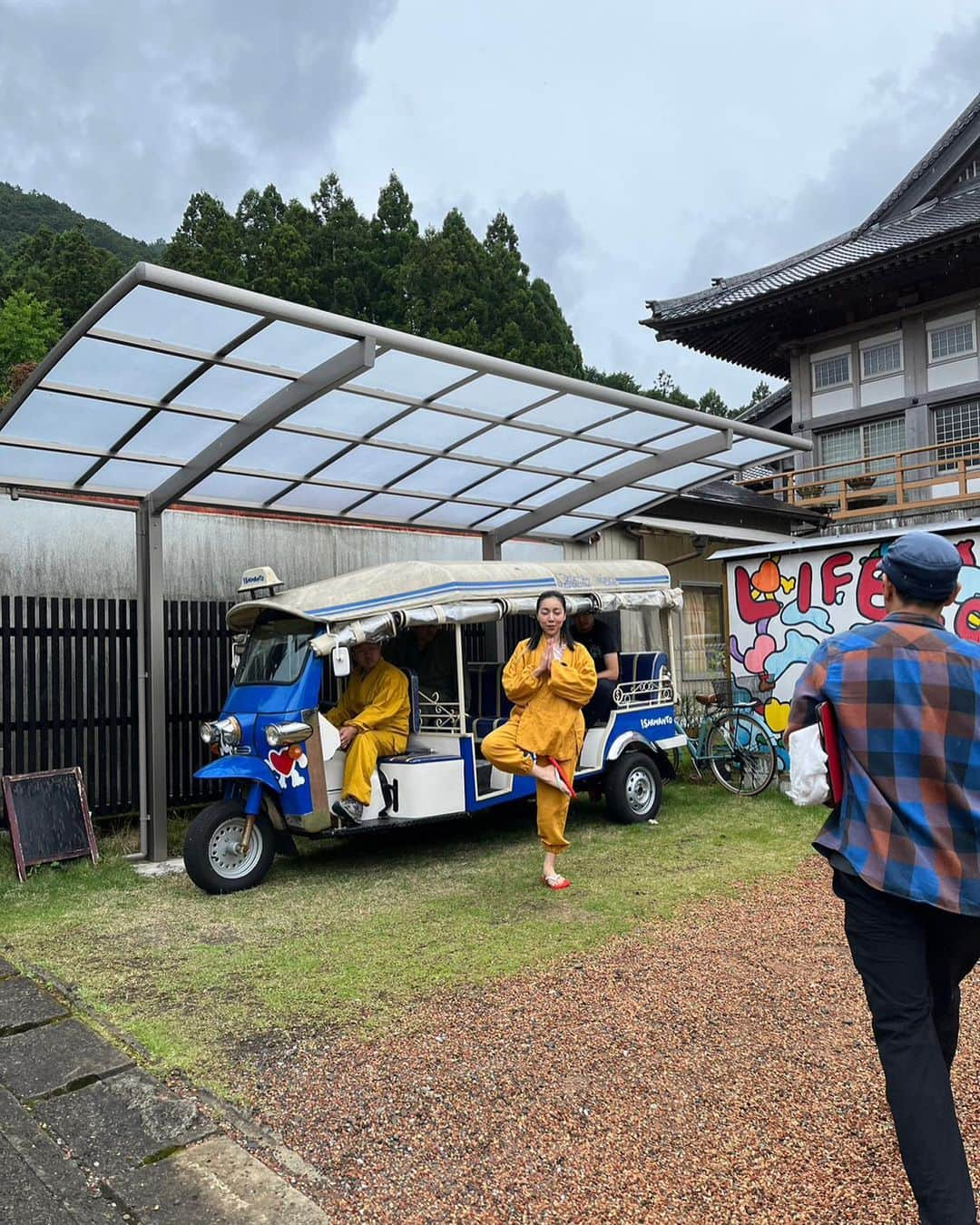 安藤モモ子のインスタグラム：「🌼キテレツが咲く🌼 kutv_tvkochi ◤◢◤6/28(水)よる7時放送 ◢◤◢  テレビ高知だよ📺✨  司会のFUJIWARAのお2人に、高知のキテレツをご紹介。  デハラさんの紹介でミラクルが起きた、記念すべきレギュラー第一回㊗️  しばっちは、高知の知る人ぞ知る、🐼おばさんのプライベートに迫る、感動？！のV✨  安藤は、大好きな弘法大師様🙏❤️‍🔥に会いに、超ARTな岩本寺へGOして参りました🙏🙏🙏  お楽しみに❣️  テレビ高知のインスタアカウントでは、紹介動画が見られます😃是非チェックしてみてください👌  高知県外、全国の方は、後日TVerにてご覧いただけます💖🫡💖   #テレビ高知  #キテレツが咲く  #FUJIWARA」