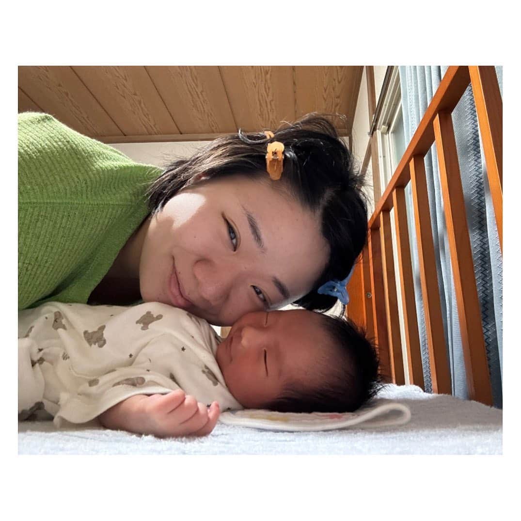 相馬有紀実のインスタグラム：「お祝いの言葉ありがとうございます🥰💕 昼夜逆転なこで絶賛睡眠不足生活です（笑）😆 この髪が物語っていますね😂 ぐちゃぐちゃだじゃ（笑）💫  東京の生活から青森の里帰りの生活になって子育ての生活になって、時間の過ごし方が変わりすぎな最近ですが、マイペースでいくぜよ(●´ω｀●)✊  #子育てママ #子育て奮闘中 #actor #actress #俳優母ちゃん #愛しい #感謝」