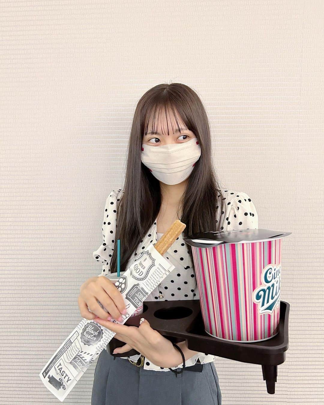のインスタグラム：「ㅤㅤㅤ すっぴん寝起きで映画見てきた👀 念願のリトルマーメイド🧜🏽‍♀️❤︎ ㅤㅤㅤ 朝ごはんは映画館のフード食べた🤣🍿」