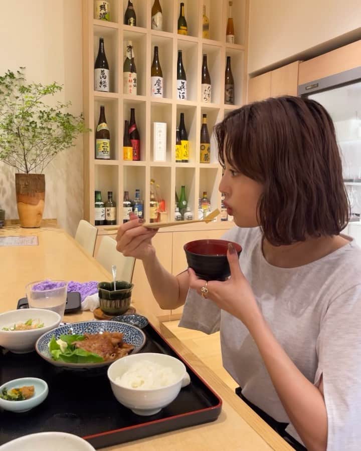 のインスタグラム：「仕事中のランチタイム🐷  明日28日21:00〜インスタライブ見てね😋」