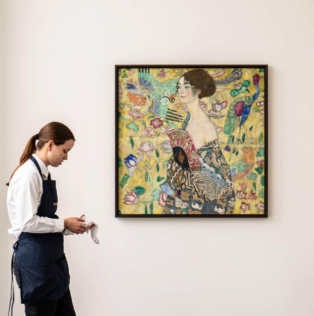サザビーズさんのインスタグラム写真 - (サザビーズInstagram)「Starring in today’s Modern & Contemporary Evening Auction at #SothebysLondon is Gustav Klimt’s last great masterpiece: ‘Dame mit Fächer’ (1917-18).   “Dame mit Fächer is the last portrait Klimt created before his untimely death, when still in his artistic prime and producing some of his most accomplished and experimental works. Many of those works—certainly the portraits for which he is best known—were commissions. This, though, is something completely different: a technical tour de force, full of boundary-pushing experimentation, as well as a heartfelt ode to absolute beauty.” @newmanhelena, Worldwide Head of Impressionist & Modern Art   Watch the auctions LIVE here on @sothebys Instagram, Facebook, YouTube and sothebys.com, beginning at 4pm BST. More details at the link in bio.   #SothebysModern #GustavKlimt #Klimt」6月27日 20時48分 - sothebys