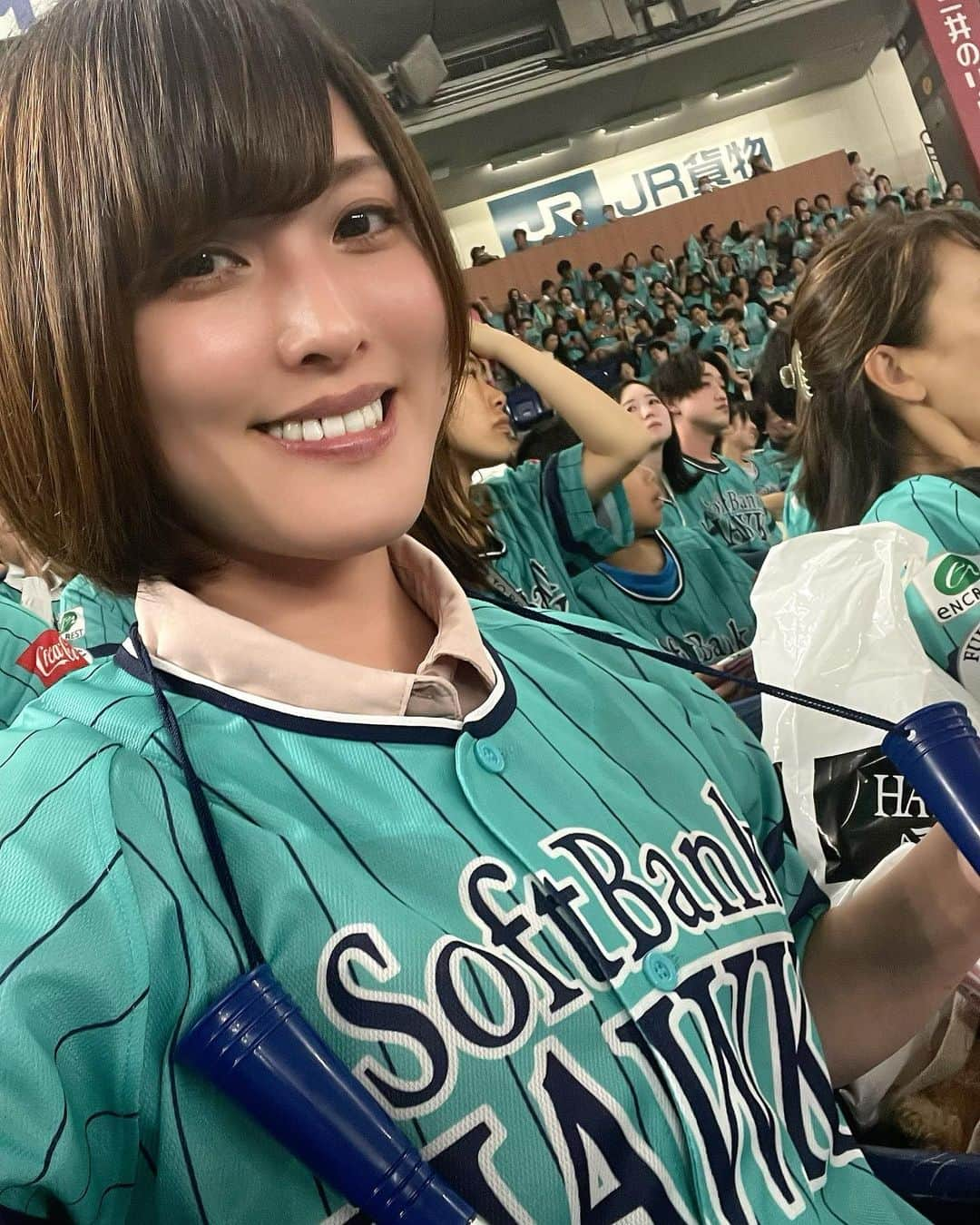 可愛ゆりあのインスタグラム：「久しぶりの東京ドーム😄⭐️  鷹の祭典&楽天との交流戦⚾️  ほぼ、売店に長時間並んでて半分しか見れなかった😭  売店の効率どうにかならないかなぁ〜😤  #鷹の祭典in東京ドーム  #鷹の祭典2023  #鷹の祭典  #野球観戦　#プロ野球　#ソフトバンクホークス  #ソフトバンクホークスファン  #ホークスファン　#タカガール」