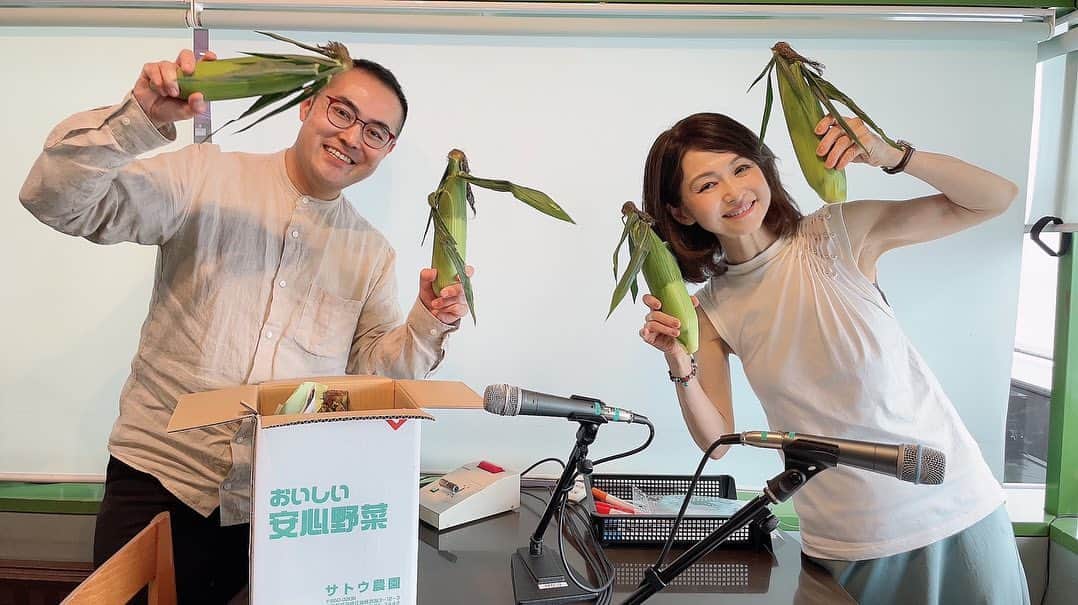 辛島美登里のインスタグラム：「本日も楽しい✉️有難うございました‼️前の彼氏のプレゼントを質屋さんで現金化、今の旦那さんとリッチご飯するも良し🥂 亡き父の遺品に妻との若きツーショット写真発見、母の棺に入れてあげようと思う息子さん☺️断捨離とは一味違ういいお話いっぱい。私の記事の載った雑誌やラジオ音源やライブの半券を大事にしてくださってるファンの方。感謝感謝です😭 そしてリスナーのじじいさん（でも意外とお若い👩‍🌾）からサトウ農園さんプレミアムコーンが届きました🌽水分たっぷりで甘くて美味しいこと❣️生でパクパクいけます。いつも有難うございます😋💕 来週のテーマは「私の中間報告」ダイエット宣言したものの…✉️お待ちしてます😆人生の途中経過、中途半端な日々の話もOK😊 facebook.com/afpara.cfm mail@afpara.jp #アフバラ火曜日」