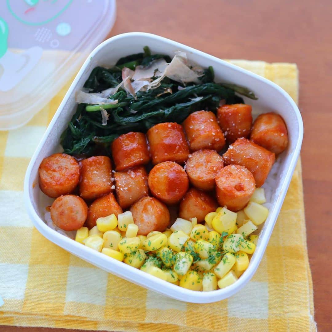 maki ogawaさんのインスタグラム写真 - (maki ogawaInstagram)「『冷凍弁当』を試作中です。  先日、息子が 『食べる』 と言った晩ご飯を食べなかったので 冷凍できるおかずを取り分けて ご飯の上に乗せて 冷凍しちゃいました。  ことのほかこれが便利で 最近は、お弁当を作る時は 多めにおかずを作ったり 残ってしまった晩ご飯のおかずを取り分けて お弁当にして冷凍保存してしまいます。  例えば 電子レンジのある環境ならば 凍ったままのお弁当を持参して お昼にチンして食べることも 可能なんじゃないかと 思ったりしています。  冷凍弁当を常温で持ち運んで その後は 冷蔵庫？冷凍庫にまたしまう？ とか 課題がありますが その辺はこれからいろいろ 作って試してみます。  冷凍弁当があると 『今日は晩ご飯いらないよ』 と言って家を出たのに 『なんか食べるものある？』問題も解決します😆  最初に作った唐揚げ弁当ですが ブロッコリーがやや柔らかくなってしまう以外は 問題なしです💕  #ごちそうさまでした  #冷凍弁当  #時短弁当  #時短料理  #簡単料理  #お弁当 #いつでも食べられる  #お弁当  #フーディーテーブル  #レシピブログ  #マカロニメイト  #ouchigohanlover #ouchigohan  #お昼ご飯 #お弁当部」6月27日 20時51分 - cuteobento
