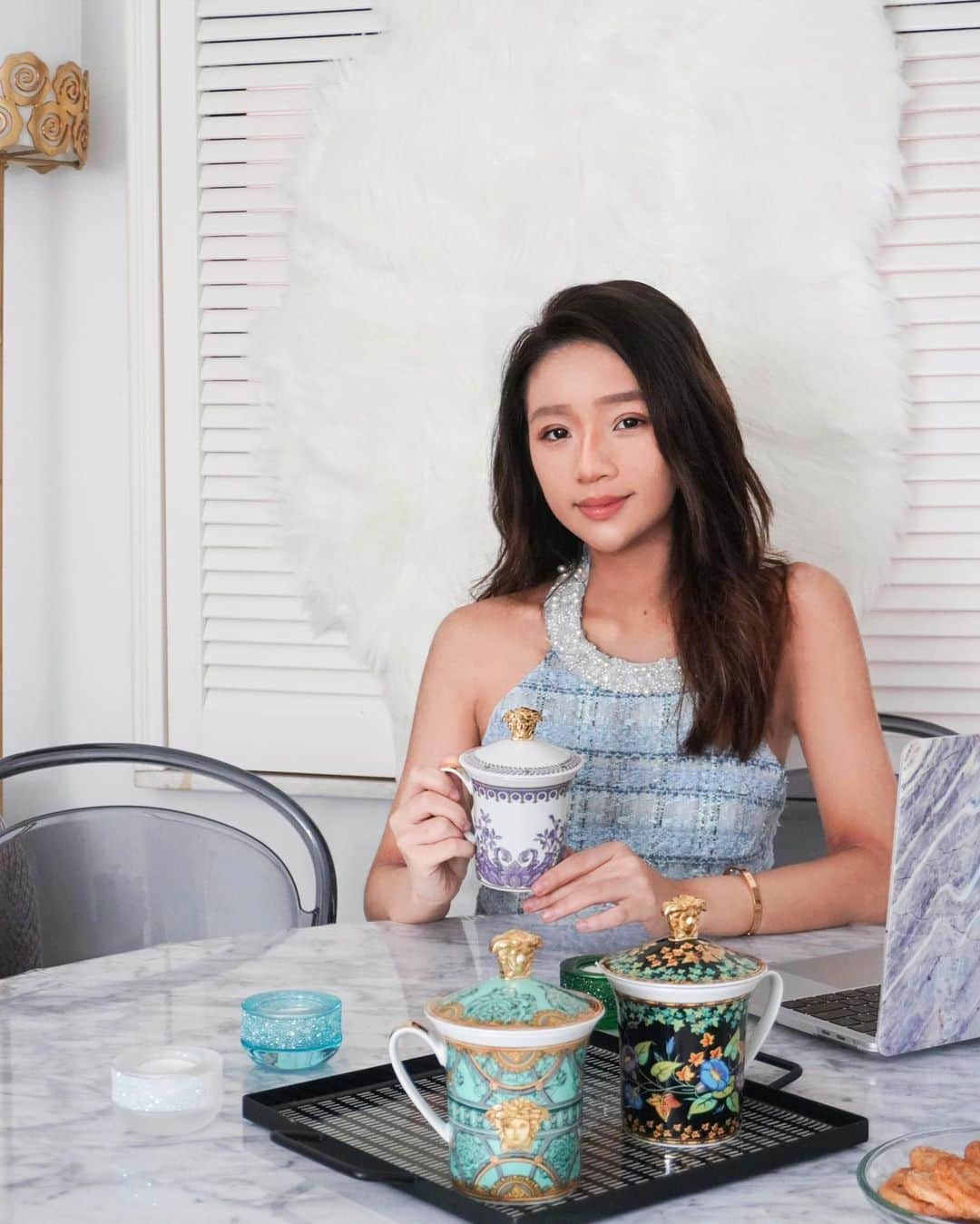 のインスタグラム：「Currently addicted to these Versace x Rosental mugs!  Celebrating the 30th anniversary of “Versace meets Rosenthal”, these limited edition mugs are emblematic of the brand’s bold aesthetic. The designs draw inspiration from Versace's brand elements. The mugs are in delicate pastel palettes, with the brand’s signature Medusa head motif adorning the top of the lid for a recognisable finish.  Check out the whole collection now at all the branches @Exclusivities_official! Link in bio!  @Exclusivites_official @rosenthal_porcelain #Exclusivités #homedecor #homeandlifestyle #luxurytableware #RosenthalMeetsVersace #RosenthalinExclusivités #officialrosenthal #Rosenthal」