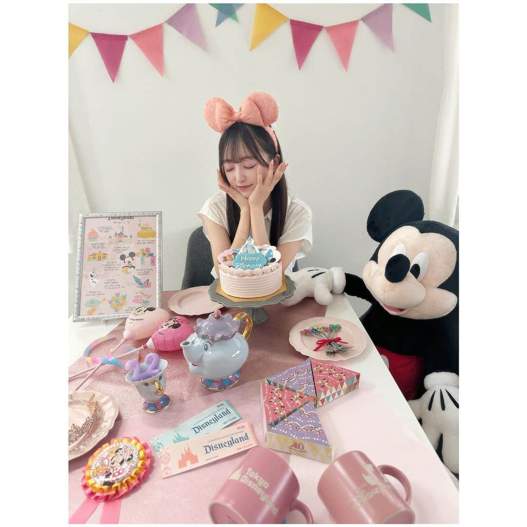 日比野芽奈のインスタグラム：「🎂🎀🤍 . . . 母上がかわいすぎる誕生日パーティー をしてくれた😿💞 . . . ピンクを基調にしていて 名入のフェイクチケットや オーダーメイドのケーキまで🍽 . . . 何もかも可愛すぎる.....天才...... ありがとう🫧 . . . #ディズニー #誕生日 #誕生日ディズニー #誕生日パーティー #誕生日会 #誕生日飾り付け #バースデー #バースデーケーキ #ピンク #ピンク系統  #ディズニーカチューシャ #ディズニーコーデ #ディズニーグッズ #夢の国 #夢が叶う場所 #ディズニー写真部 #tokyodisneyresort #disney  #disneystyle #disneygoods #Birthday #Birthdayparty」