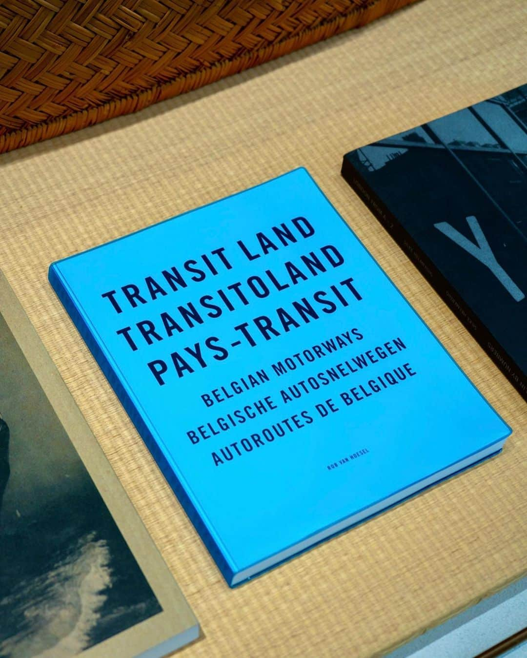 PORTER STANDさんのインスタグラム写真 - (PORTER STANDInstagram)「⁡ 「Transit Land」 Rob van Hoesel ¥6,820（tax included） ⁡ オランダのアーティスト、ロブ・ヴァン・ホーゼルは、古いオペル・コルサの助手席からベルギーの高速道路35号線を撮影しました。オランダ南部の隣国ベルギーは、常にフランス、スペイン、イタリアなどのエキサイティングな休暇先へのトランジット国となっています。 ⁡ この本の為に、ロブ・ヴァン・ホーゼルは、彼が旅行中に撮影した3000枚の写真から1000枚を抜粋しました。これらの写真は本書において、全て高速道路番号に沿って構成されています。 ⁡ 是非、店頭でお手に取ってご覧ください。 ⁡ ※各店の営業時間は下記をご確認ください。 PORTER STAND SHINJUKU 11:00（土日祝10:30）〜21:00 PORTER STAND SHINAGAWA 8:00〜22:00（日祝21:00） PORTER STAND KYOTO 10:00〜18:00 ⁡ #yoshidakaban #porter #luggagelabel #potr #yoshida #porteryoshida #porterstand #shinjuku #shinagawa #kyoto #madeinjapan #japan #robvanhoesel #transitland #belgium #photograph #gbp #吉田カバン #ポーター #ポータースタンド #新宿 #品川 #京都 #ルミネエスト #駅ナカ #産寧坂 #ロブヴァンホーゼル #トランジットランド #写真集 #洋書」6月27日 20時52分 - porter_stand