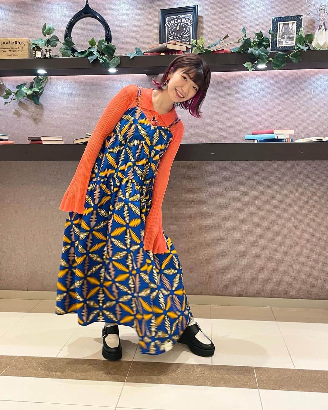 ぱいぱいでか美のインスタグラム：「#スター性格診断SHOW の衣装💙🧡 . 昨夜放送の「あなたはどれに当てはまる？スター★性格診断SHOW」 ご覧になってくださった皆様ありがとうございました〜！ ヒトカラ大好き人(んちゅ)です。笑 見逃した方はTVerにありますので是非！  素敵なお衣装！偶然のおぜちぃカラー💙🧡 ワンピース▶︎ @moyan_ecri_official  靴▶︎ @daniella_and_gemma  アクセサリー▶︎ @ooval_official  スタイリストさん▶︎ @sbhr___k ♡ moyan ecri、プライベートでも持ってるブランドだから嬉しかった🫶🏻 袖が広がってるのも可愛くて！ あと収録が結婚式場みたいなところで、楽屋にシャンデリアあってテンションあがりました💎 なのでピアスを見せながらシャンデリアもうつしたい気持ちの4枚目🎤 . #moyanecri #daniellaandgemma #ooval #でか美衣装 #でか美ちゃん #スター性格診断SHOW」