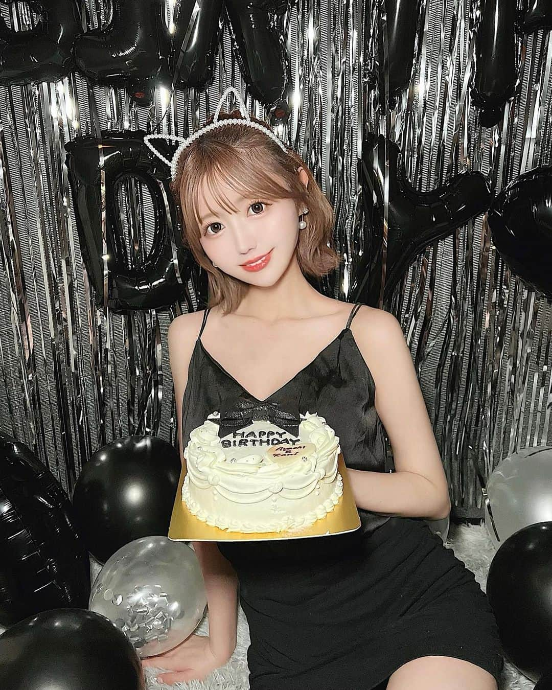 伊上あやのインスタグラム：「ラウールと私のお誕生日会🤍🎉  今日は私の推しのラウのお誕生日！ 20歳おめでとう🎂♥️ 大人になっていくラウちゃんの成長を親のように見守ってるよ♥️！笑  7/1名古屋ドーム楽しみ！！ 全力でファンサ貰いに行きます！笑  この日のためにオーダーでcake注文した🤍デザインは自分で決められて、推しカラーで今回作ったよ🤍可愛くて美味しかった🥰  #snowman  #ラウール  #snowman担と繋がりたい  #ラウール担と繋がりたい  #happybirthday  #お誕生日会  #20th  #cakewith_pr  #cake  #オーダーケーキ」