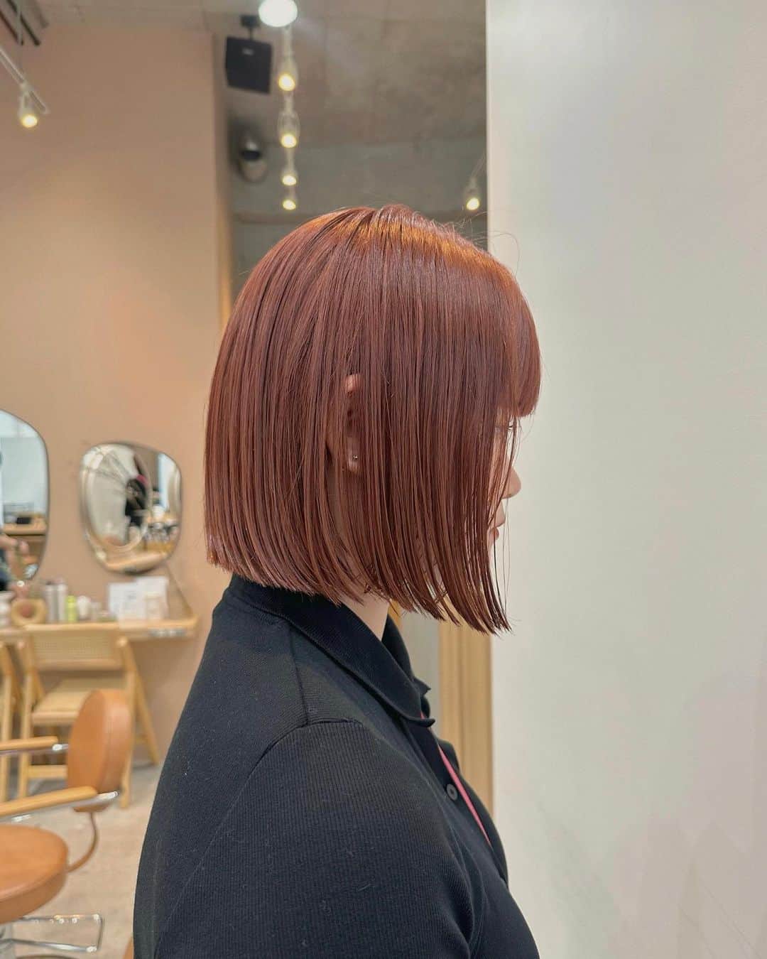 Momoのインスタグラム：「. あごした切りっぱなし bob♡ スタイリングはストレートアイロンで まるみを少し取っただけ🤏♡ . お客様ヘア♡ . .  . ✔️画像を保存してカウンセリングの 時にみせてください♡♡ .  イメージを変えたいけど短くするのも ブリーチをするのも勇気がいる🥺 . そんな方にも幅広くその方にあった提案 をさせて頂き一緒におしゃれを楽しみましょう♡ . ブリーチカラーは【ケアブリーチ】を 推奨しております♡ . ケアブリーチは従来よりも髪の毛への ダメージが94%cutされます！ . ブリーチなしのダブルカラーも 提案させて頂きますのでぜひご相談ください♡ . 12／3から 新店舗　GARD/ëN (ガーデン／エン) がopen♡♡ . 場所は表参道♡♡ 新しいこだわりのつまったお店で ぜひお会いできるのを楽しみに お待ちしております♡♡ . . ご予約はTOPからご予約サイト に飛べます✈︎♡(料金もそちらを参考に) . ご新規様も喜んでお待ちしております♡ . お電話.DMからも受け付けております♡ (DMは返信が遅くなる可能性が ございますのでそちらご了承下さい🙇‍♀️)  . .  〒150-0001 東京都渋谷区神宮前5-39-2 2F . TEL☎︎ 03-6712-5995 . 表参道駅から徒歩5分🚶🏼‍♀️(A1出口) ( 銀座線/千代田線/半蔵門線 ) . . 月 定休日 火・水　11:00〜20:00 木・金　12:00〜20:30 土　10:00〜19:00 日　10:00〜19:00 祝　10:00〜19:00 . . ぜひ、ご予約お待ちしてます♡♡ . codeアカウントはこちら   @__cd.momo____________ ♡ . ぜひフォローしてください♡ .」