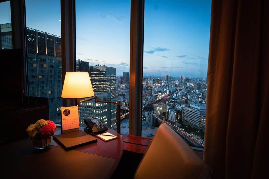 Shangri-La Hotel, Tokyoのインスタグラム：「陽が昇り、沈むまで、一日の経過とともに移り変わるホテルからの景色。⁣ ⁣ 都会の喧騒から離れた穏やかな時間が流れる「桃源郷」で、ほっとひと息つく非日常の時間を。⁣ ⁣ 何もしない贅沢に身をゆだねませんか？⁣ ⁣ The view from the hotel changes as the day progresses until the sun rises and sets.⁣ ⁣ Take a break here in Shangri-La, where a peaceful time flows away from the hustle and bustle of everyday life while being in the center of the city.⁣ ⁣ Pamper yourself in the luxury of doing nothing.⁣ ⁣ #FindYourShangrila #shangrilacircle #myshangrila #shangrilahotels #shangrila #shangrilatokyo #tokyotravel #tokyotrip #tokyostation #シャングリラ #シャングリラ東京 #シャングリラサークル #東京駅 #丸の内 #大手町 #ホテル」