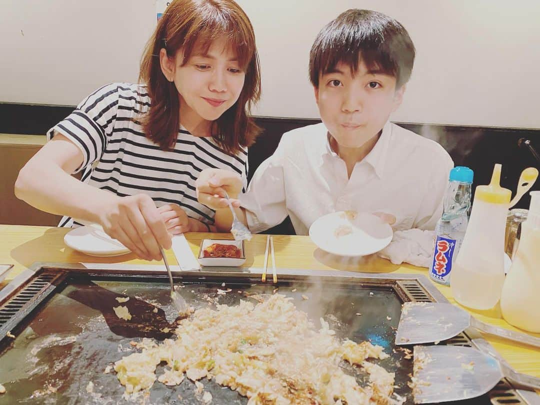 木原さとみさんのインスタグラム写真 - (木原さとみInstagram)「今日も暑かったーー。 早めのお風呂で #待ち伏せ　して　 なんじゃもんじゃ！！！ あれこれ話聞きながら。 #電車の話　はついていけない　私の話はスルー #会話はキャッチボール ねっ！ #もんじゃ焼き」6月27日 21時00分 - satop0704