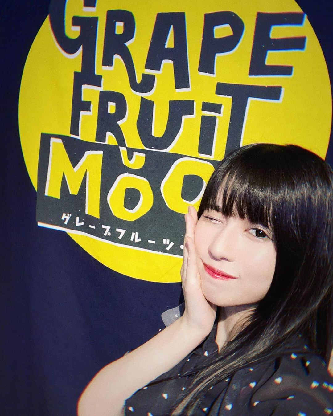 田部絵美のインスタグラム：「先日、 #三軒茶屋grapefruitmoon さんへお邪魔させていただきました🐈‍⬛🐾 とってもとっても素敵空間で心が躍っちゃったな…本当に嬉しいし楽しみ！  8/11、ぜひ遊びに来て下さると嬉しいです！ いっしょに楽しい夏を過ごせますように♡♡  #live #livemusic #acoustic #instalike #instagood #follow #tokyo #japanmusic  #ライブ #ライブ告知 #告知 #音楽 #音楽好きな人と繋がりたい #アコースティックライブ」