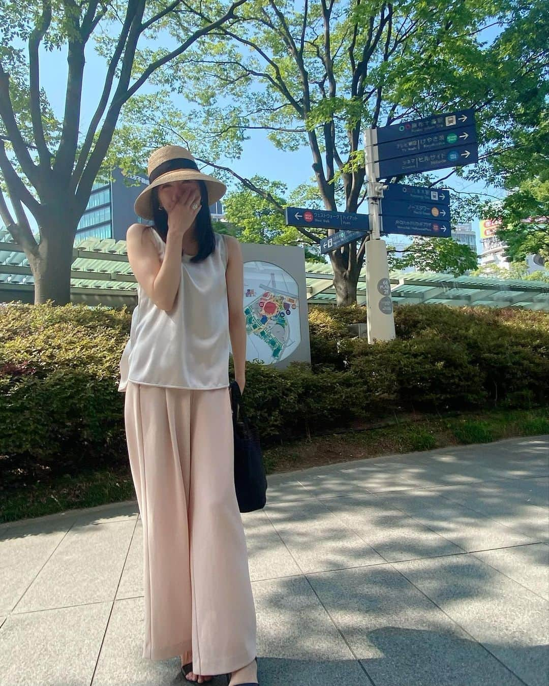 堤友香さんのインスタグラム写真 - (堤友香Instagram)「. 6月なのに 毎日暑くてノースリーブ☀️ しかもツルツルかサラサラの素材ばかり🤣 このまま真夏に向かったら 何を着ればいいのやら〜🫠  最近は👧と2人でのお出かけも だいぶ楽になりました☺️ ただ今週は2人で 新幹線に乗るというミッションがあるので今からハラハラしています😫ひぇー  #helenkaminski #ヘレンカミンスキー #milaowen #soeju」6月27日 21時00分 - yuka_tsutsumi0605