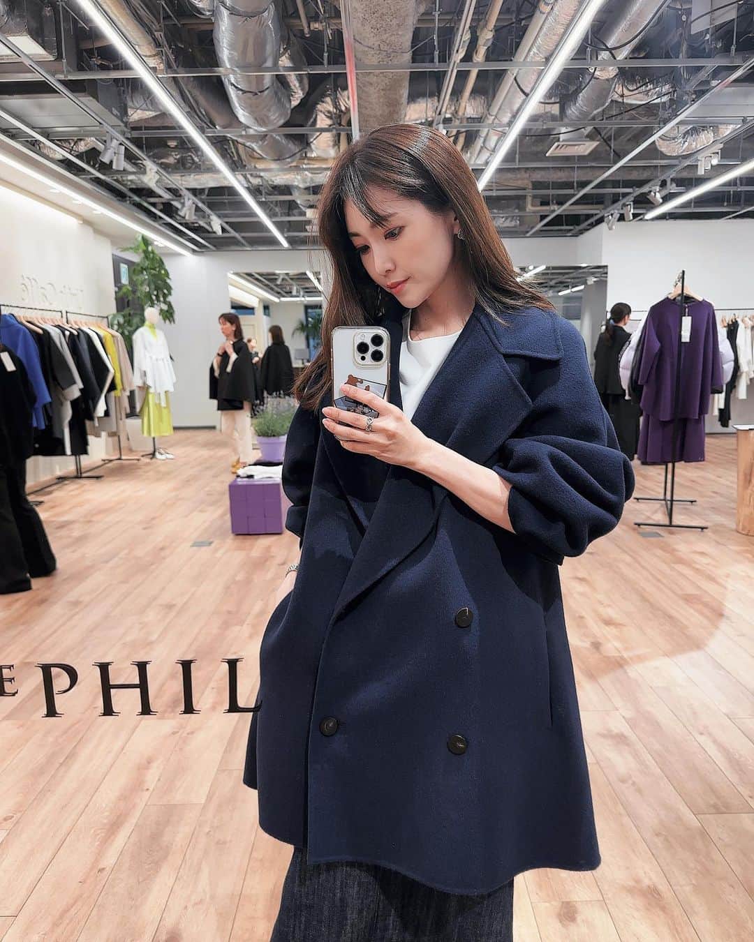 喜田彩子のインスタグラム：「⁡ ⁡ 先日 @lephil_official さんの展示会へ♡ 今年はこちらのコートをオーダーしました！ 他にもボトムスやトップスを沢山オーダー🩵🩵 ⁡ 赤のトップスはホワイトをオーダー。 めちゃ使えそう！ 既に届いているものもあるので、開封Liveしたい🤍🕊️ ⁡ ⁡ #展示会 #lephil #ルフィル #fashion #패션 #데일리룩 #좋아요 #秋コーデ #秋冬コーデ #シンプルコーデ #ファッション」