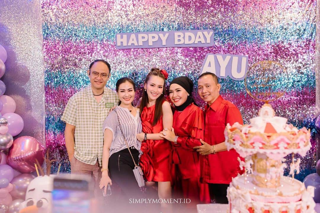 アユ・ティンティンのインスタグラム：「Terimakasih untuk keluarga dan sahabat sahabat aku yang sudah hadir untuk birthday surprise dan thanks u untuk @simplymoment.id sudah memotret moment bahagia aku bersama sahabat dan keluarga 🙏🏻❤️  Surprise Birthday 🩷🩷 @ayutingting92 Venue : @sotishotelkemang @ferdypedi2203  Decoration & Event Organizer : @slc_weddingservice @rini_marianimarzuki  Dress by : @yantiadeni  MC : @sanggar_tarissa @ria_slc Entertainment : @warehouse_pro  Documentation : @malyca.universe @malycaphoto  @simplymoment.id  Lighting : @juns_lighting  Birthday Cake : @blessingangelpastries @angelsthefanie Hampers : @howelandco @maxmax_collection  DJ : @romel_pentury Invitation & Buku Tamu : @viding.co  Photobooth : @twinsphotobooth  Event Management : @partywithmamak @stephanipeea」