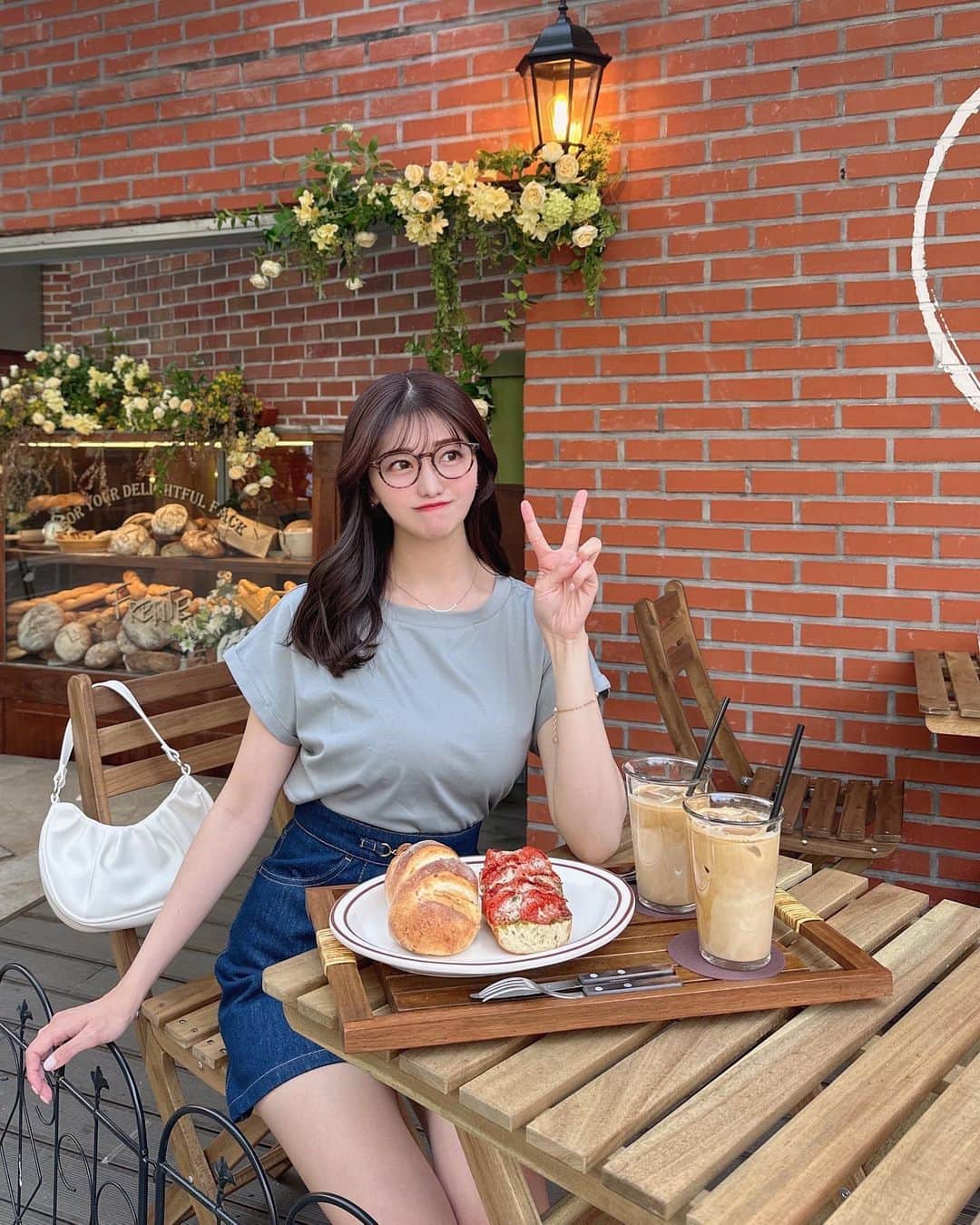 のインスタグラム：「カジュアルコーデ🌱♡ ㅤㅤㅤㅤㅤㅤㅤㅤㅤㅤㅤㅤㅤ @patou のデニムのスカートは やっぱりお気に入り♩ ㅤㅤㅤㅤㅤㅤㅤㅤㅤㅤㅤㅤㅤ 髪の毛暗いんだけど、 みなさんは明るいとのどっち派なのだろ👊🏻👊🏻 ㅤㅤㅤㅤㅤㅤㅤㅤㅤㅤㅤㅤㅤ ㅤㅤㅤㅤㅤㅤㅤㅤㅤㅤㅤㅤㅤ ㅤㅤㅤㅤㅤㅤㅤㅤㅤㅤㅤㅤㅤ ㅤㅤㅤㅤㅤㅤㅤㅤㅤㅤㅤㅤㅤ #ootd #code #デニムコーデ #デニムスカート #patou #韓国旅行 #韓国カフェ #カフェ巡り」