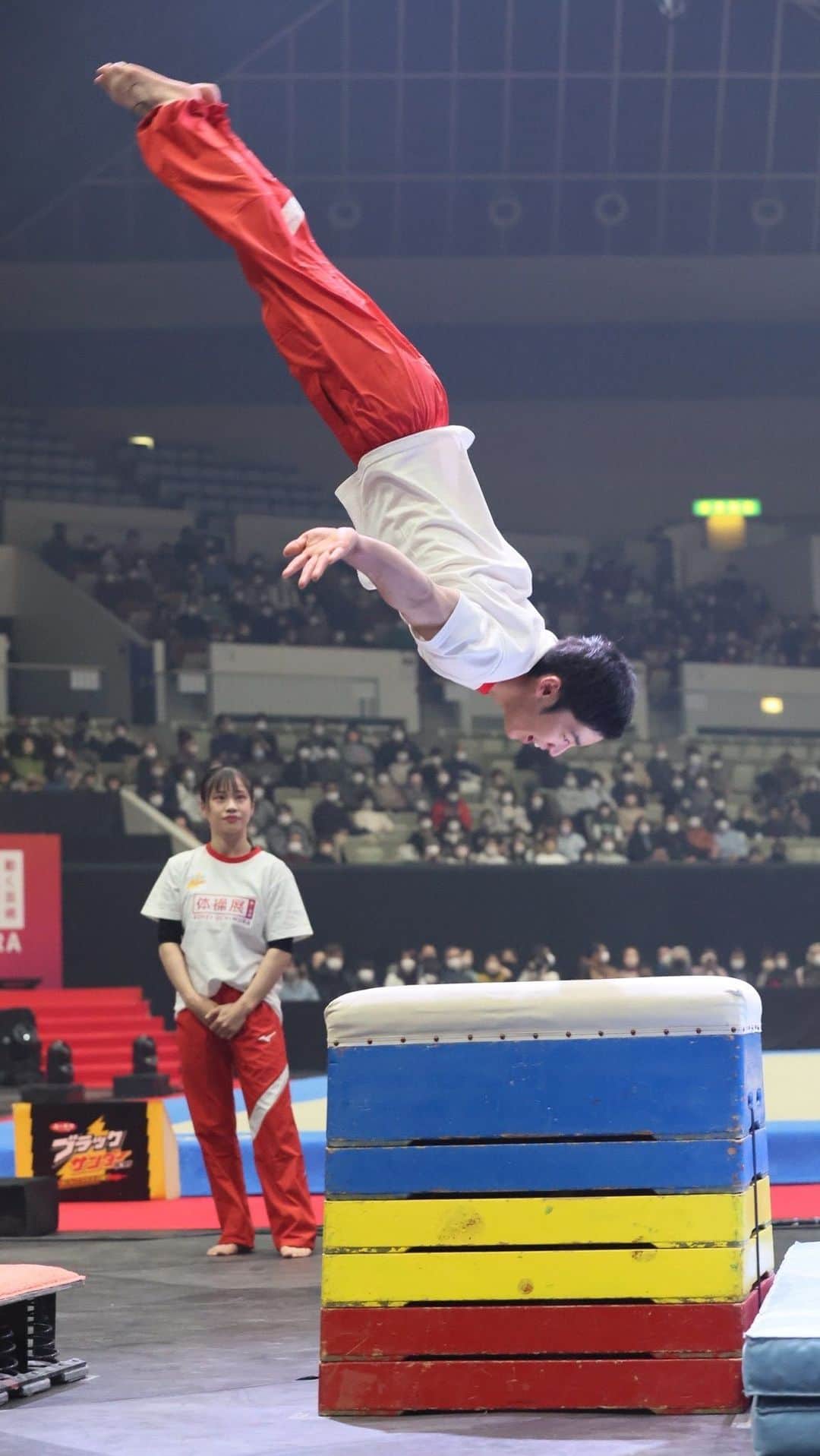 白井健三のインスタグラム：「即興で自分にしか出来ない体操🤸‍♀️ ・ 当初あった恥じらいもなくなって、全力で取り組むことが他人を巻き込んで、笑いや感動を生むことに気が付きました👍 ・ 女子の動きが得意なのは女子の指導者である父親の影響かなとおもいます👌 ・ ネタ程度に楽しんでください😁👍 ・ #本気 #女子体操 #音ありで」