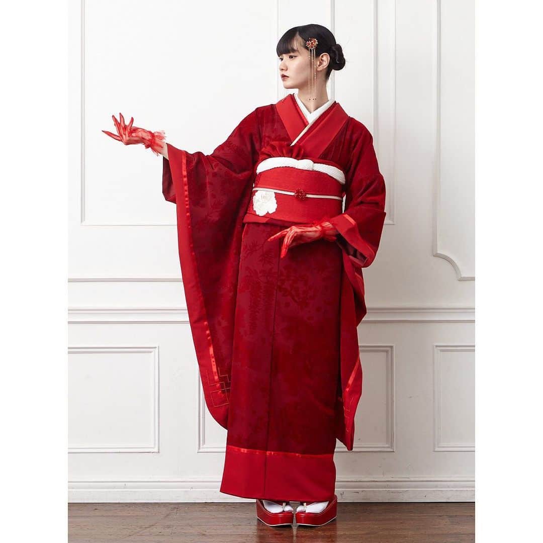 荒川ちかのインスタグラム：「@furifufurifu さんのモデルをさせていただきました。 成人式ぶりに振袖を着ましたが、どれもとってもステキで撮影が楽しかったです！ さらに和装のテキスタイルと同じ洋服もあるとのことで、それも可愛い…🐈」