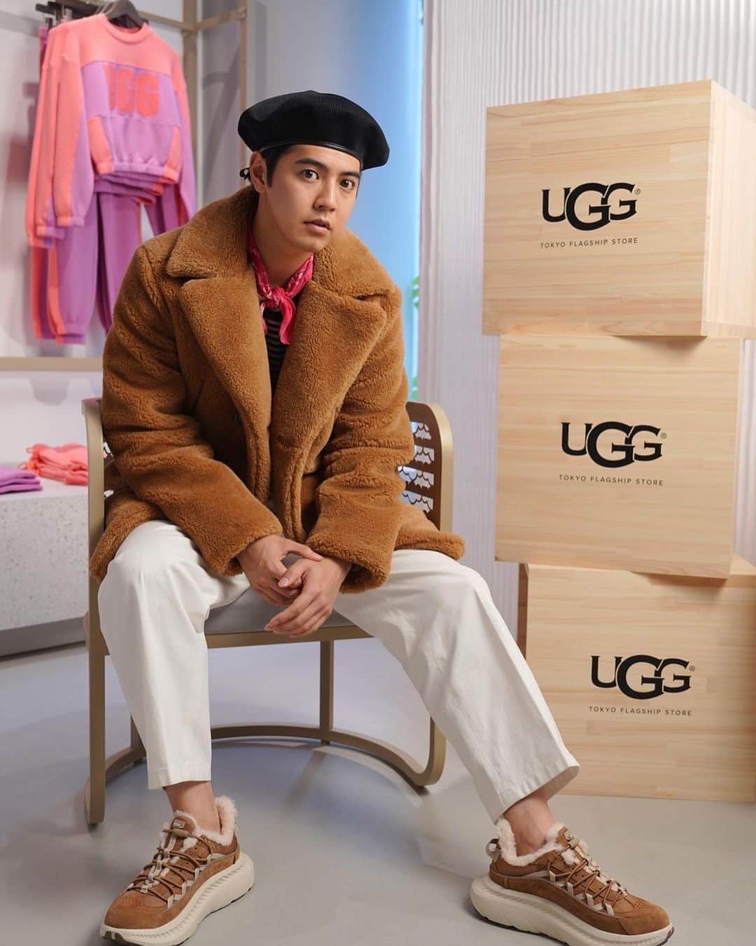 片寄涼太のインスタグラム：「UGG®︎アジア初の旗艦店 『UGG®︎ TOKYO FLAGSHIP STORE』 7/1のオープンに先駆けて お邪魔させて頂きました！！🙌🎶 着心地、履き心地も良く ラグジュアリーさも感じられるアイテムは さまざまなシーンで重宝しそうです👍✨ 個人的にはこの間アトリエにお邪魔した HITOTZUKI(@htzk )さんの店内壁画アートも とても見応えがあり明るくなりました…🤭🩵  @ugg @uggjapan #UGG原宿」