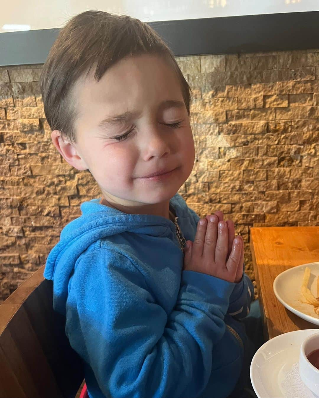 クレア・ホルトさんのインスタグラム写真 - (クレア・ホルトInstagram)「My kids have started meditating at dinner when they don’t want to eat and it’s a 12/10 avoidance tactic. V impressed. Also could you imagine not wanting to eat pizza (or nap)? Will never understand.」6月27日 21時08分 - claireholt