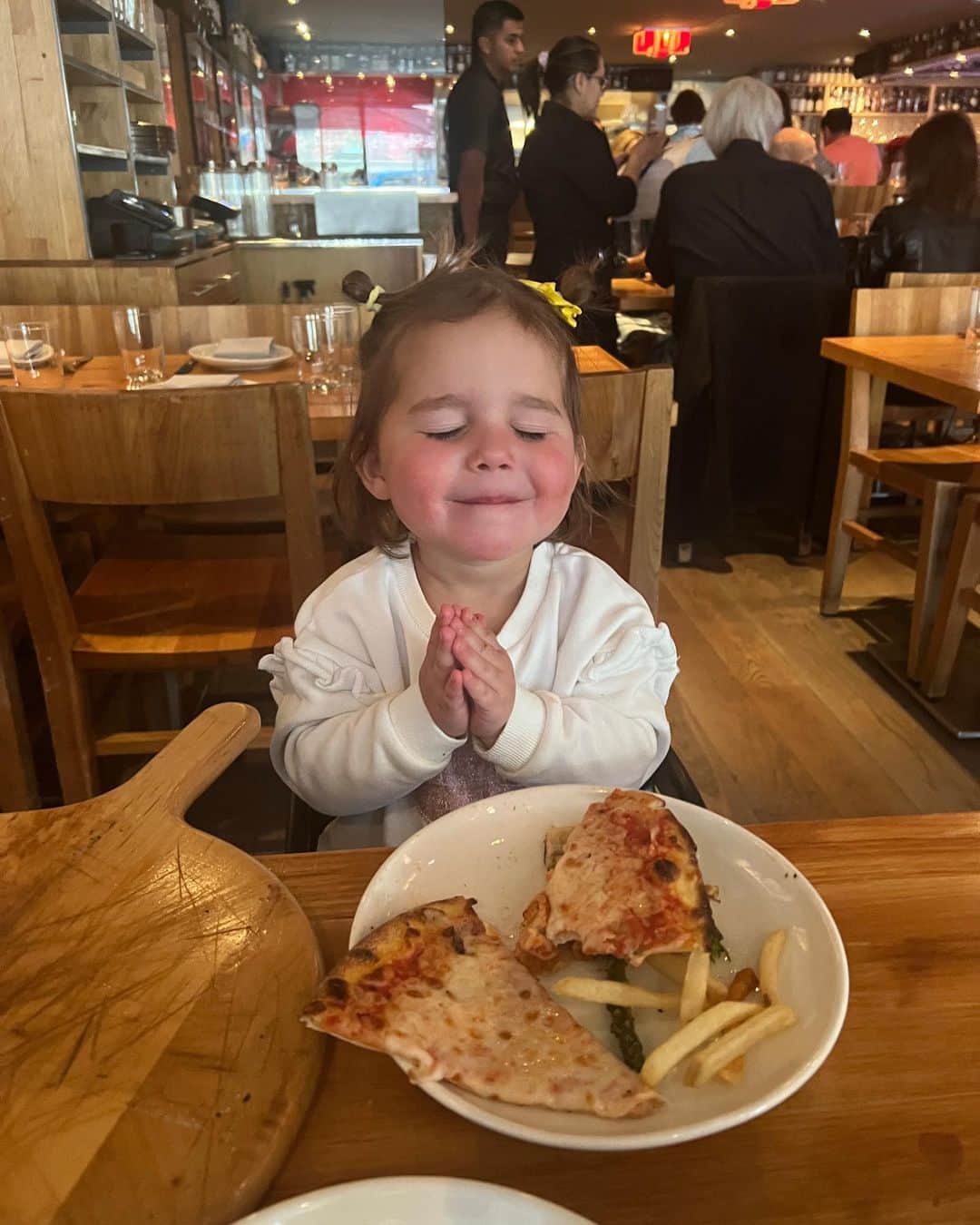 クレア・ホルトのインスタグラム：「My kids have started meditating at dinner when they don’t want to eat and it’s a 12/10 avoidance tactic. V impressed. Also could you imagine not wanting to eat pizza (or nap)? Will never understand.」