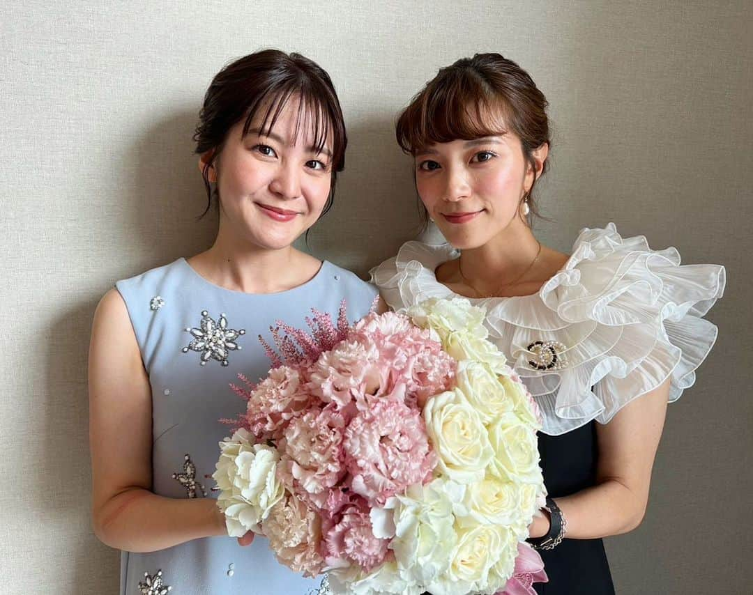 三谷紬さんのインスタグラム写真 - (三谷紬Instagram)「💐🩵🤍 美桜ちゃんと同期の結婚式に行ってきました‼︎ ブーケトスを取った！というふうに見えますが これは違います😂 2人でいただいたお花を持ちました笑 久しぶりに2人で話せて 幸せに包まれて とても素敵な1日でした☺️🫧 * #結婚式#同期#おめでとう#林美桜#2017年#組#同期と#会社#もう#７年目#😱#お花#ブーケ#💐#テレビ朝日#アナウンサー#三谷紬」6月27日 21時10分 - mitani_tsumugi