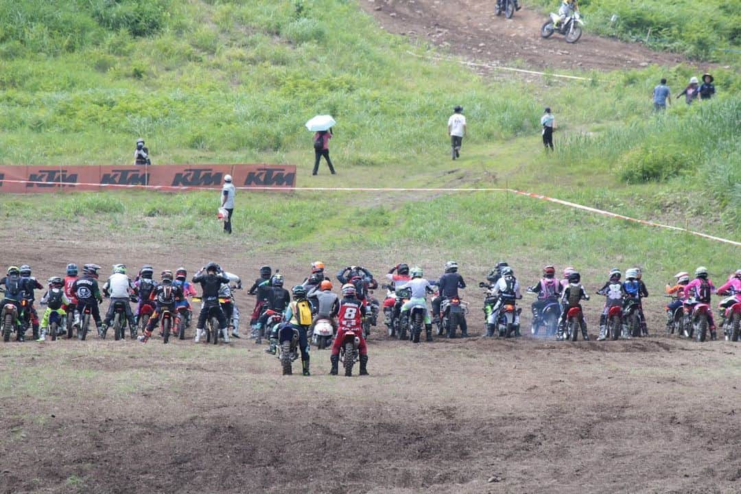 成田亮のインスタグラム：「WEX高井富士🔥 土曜日のスクール 日曜日のAAライド 楽しかったです♪ 優勝したライダーのコメントで、土曜日のスクールのアドバイス通りに走ったと言葉にしてくれた事、物凄く嬉しかったです🥹 言葉下手くそな自分の言葉を理解して聞いてくれてありがとうございました🙇🏻‍♂️ 日曜日は、天気に恵まれて最高な大会になりました❣️ JNCCの荒れたコースを整備してくれたスタッフの皆さん、会場を盛り上げてくれたショップの皆さん、お疲れ様でした🫶🏼 本当に最高のイベントです🤙🏽  #N.R.T. #abeG #南蔵王バギー&スノーパーク #barmarib #HANEI #東北トラス #technix #TGR #XRIG #RAPTOR #LAVTEC #OHTAKEspecial #TIRE・UP #bridgestone  #isa #RK #ALLONE #タイヤ流通センター西根店 #SR2 #2and4 #LUKY12 #NAstyle #mudcreator」